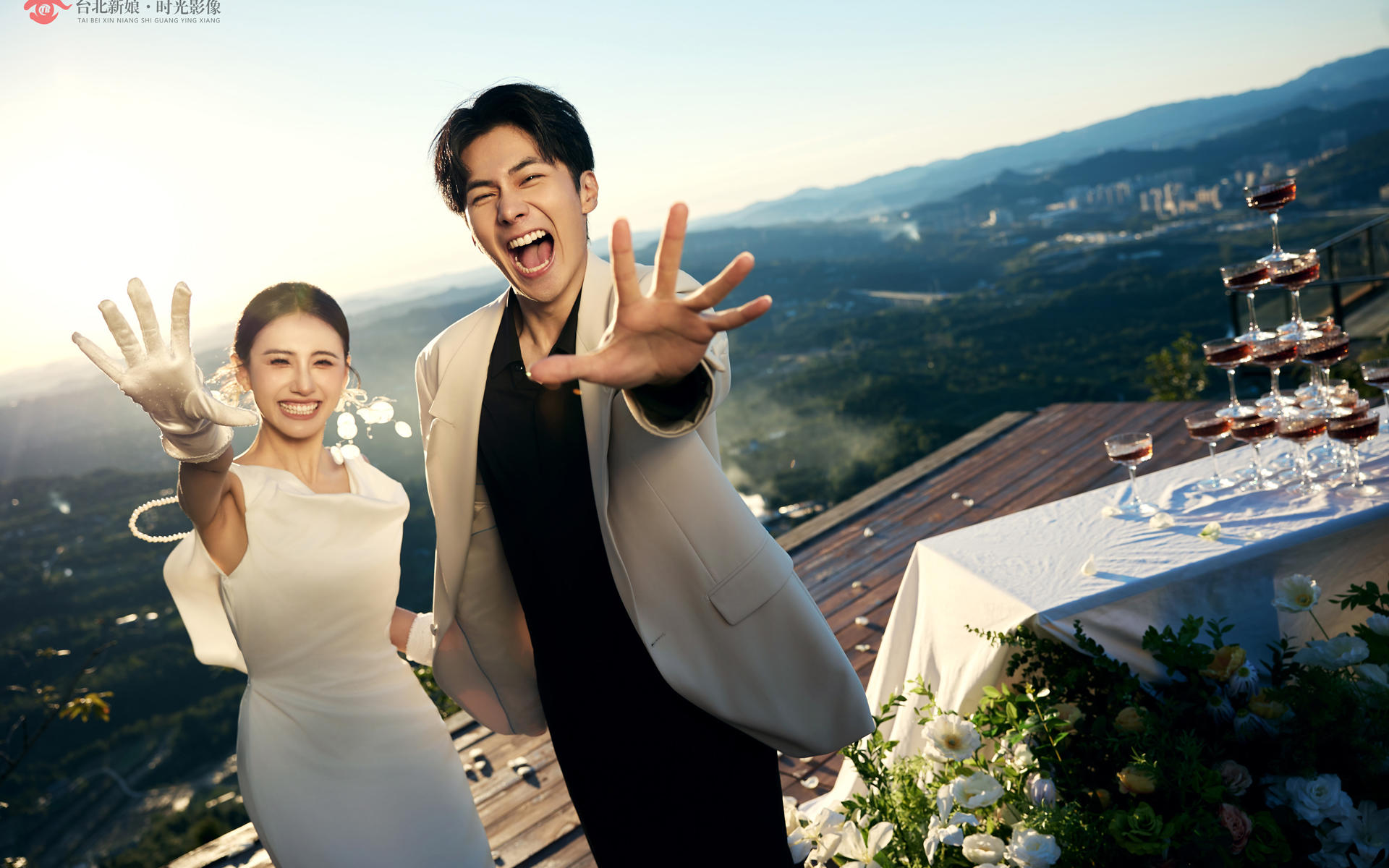 “在山谷香槟塔前尖叫！这组户外婚纱照把浪漫焊死了