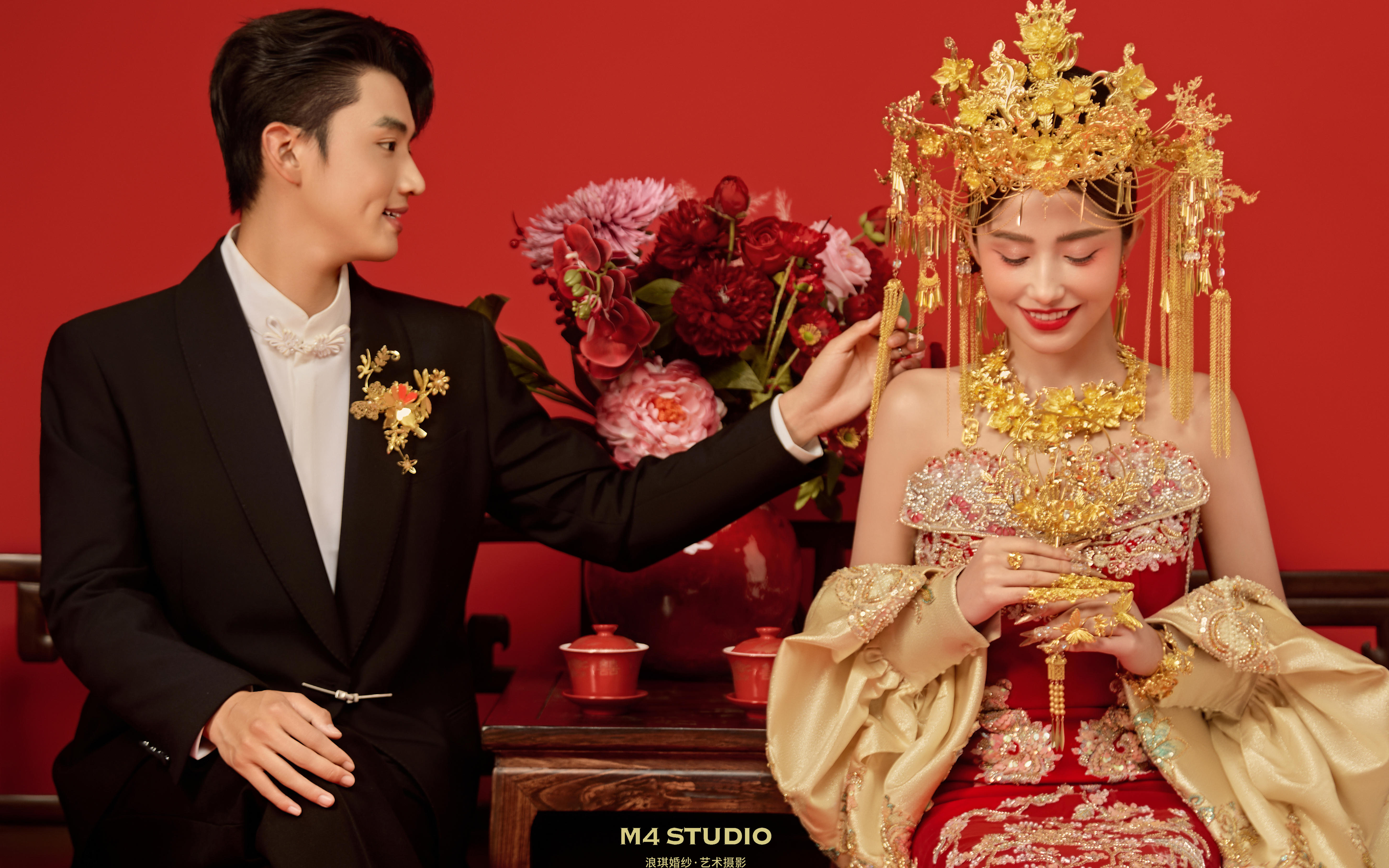 黄金凤冠霞帔婚纱照