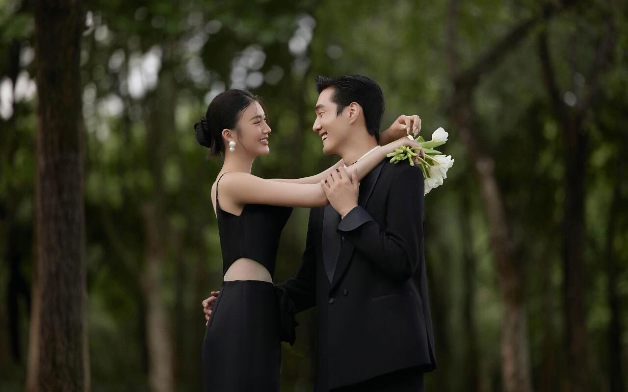 黑色的吊帶禮服 搭配同色系的西裝 