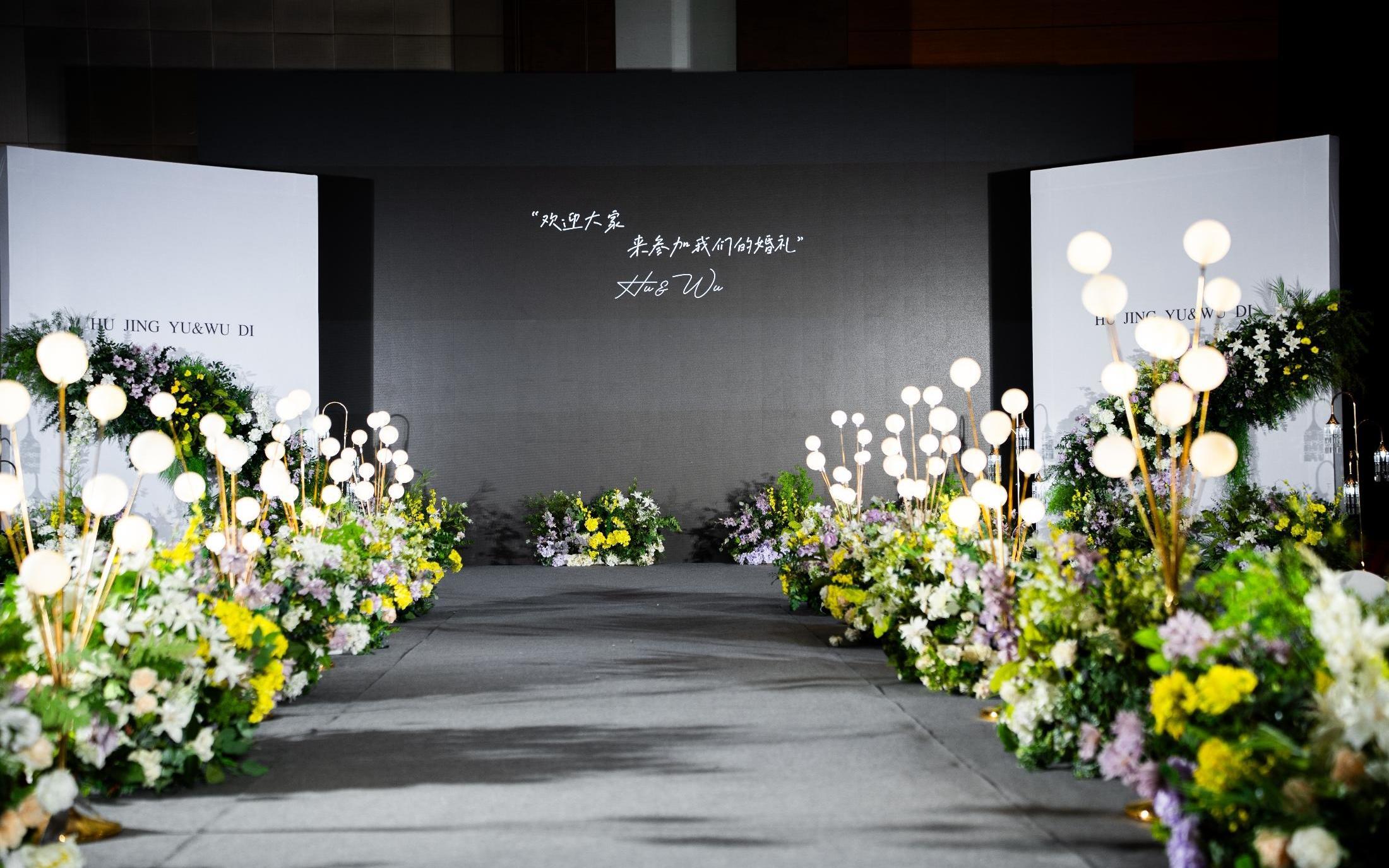 西式婚礼结合酒店的屏幕可以这样搭建