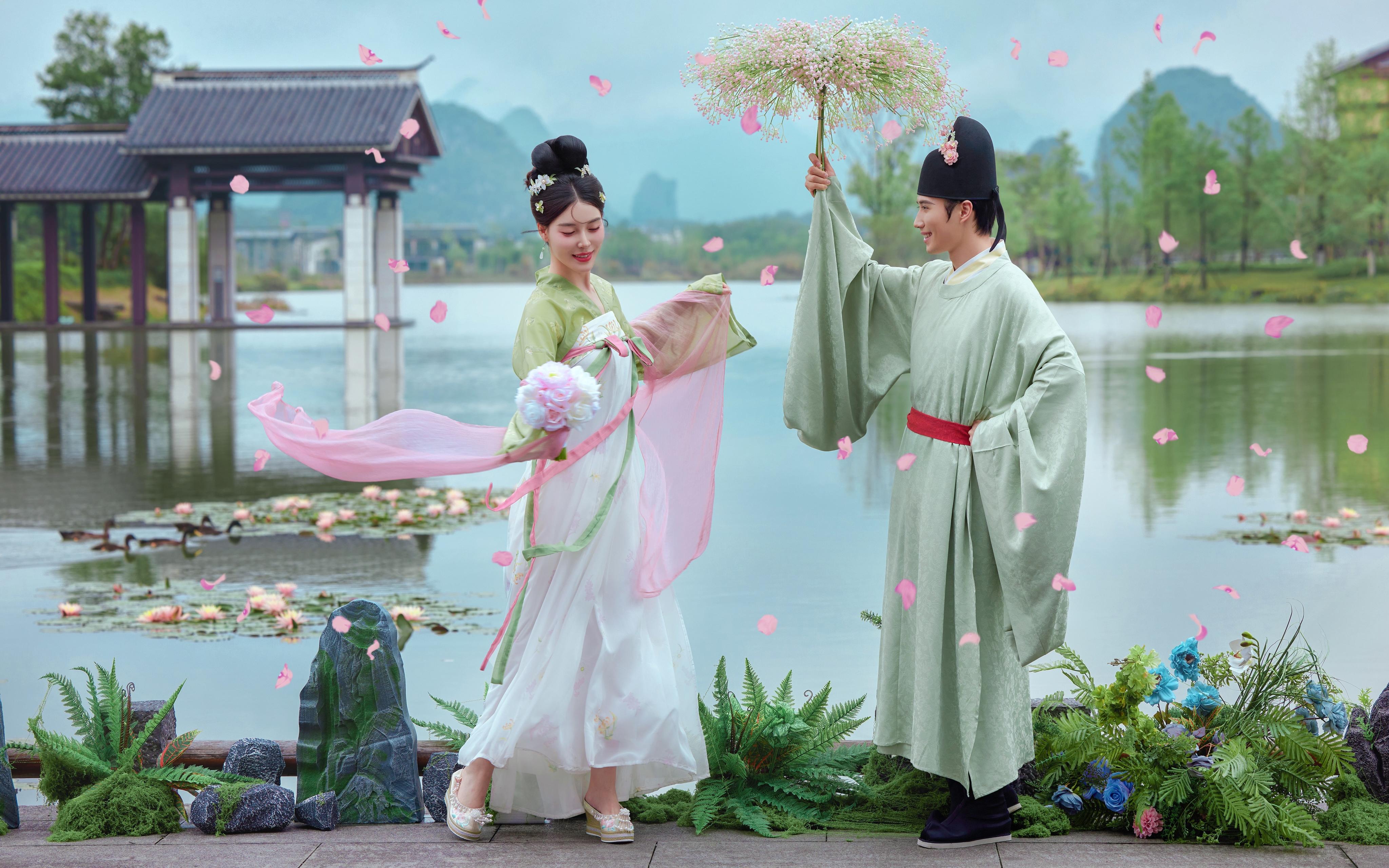 全網(wǎng)爆火的春日宴漢服婚紗照來咯！