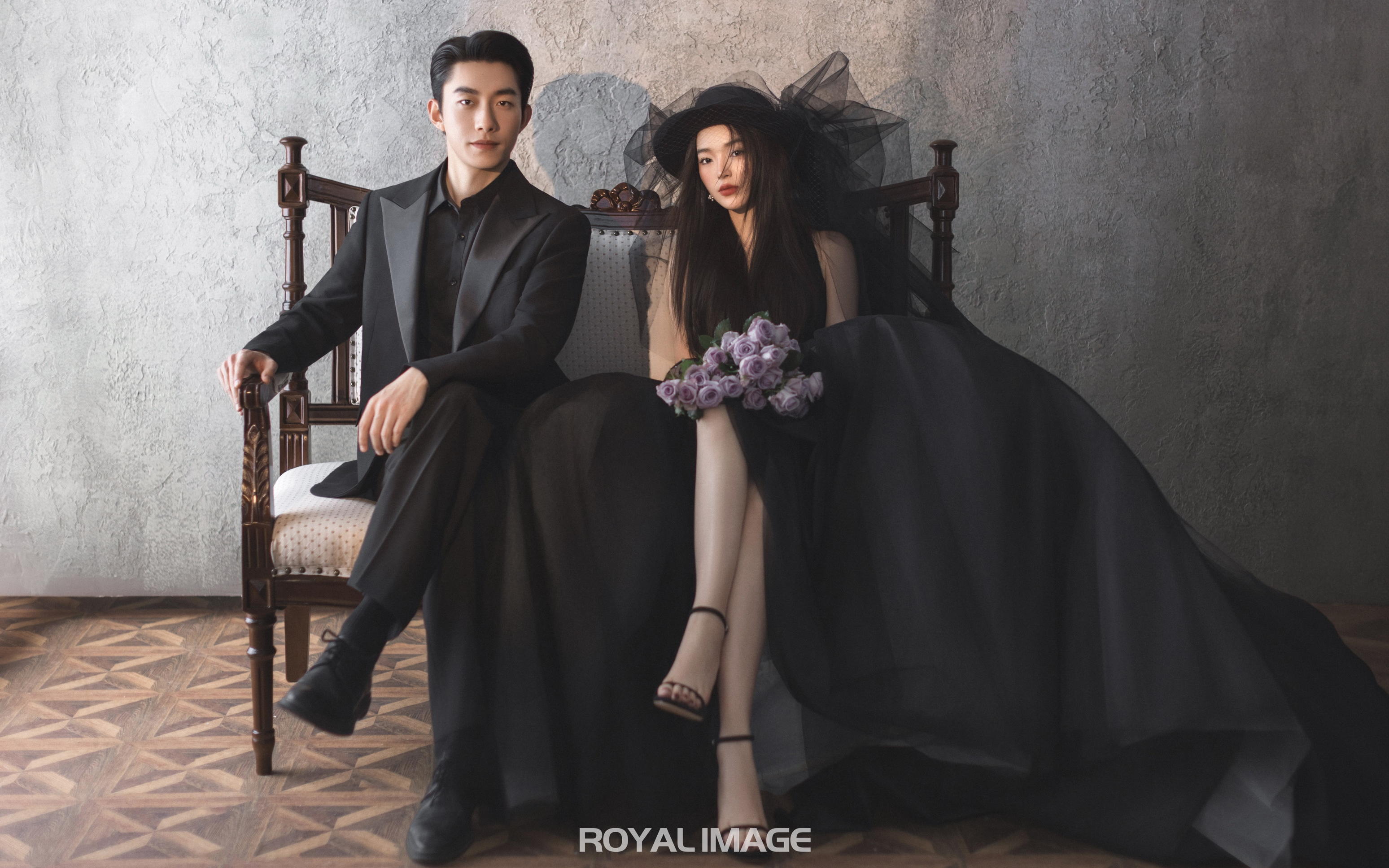 塑造高級(jí)質(zhì)感??室內(nèi)光影黑紗婚紗照