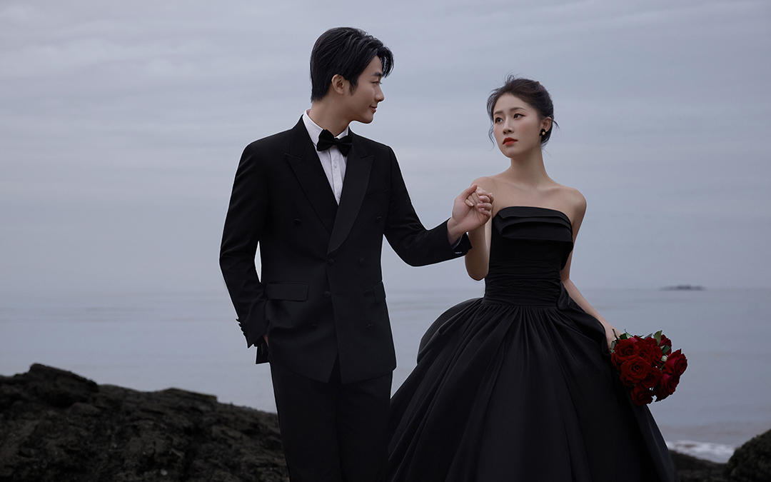 高级感拉满的海景礁石婚纱照，这套黑纱绝了！