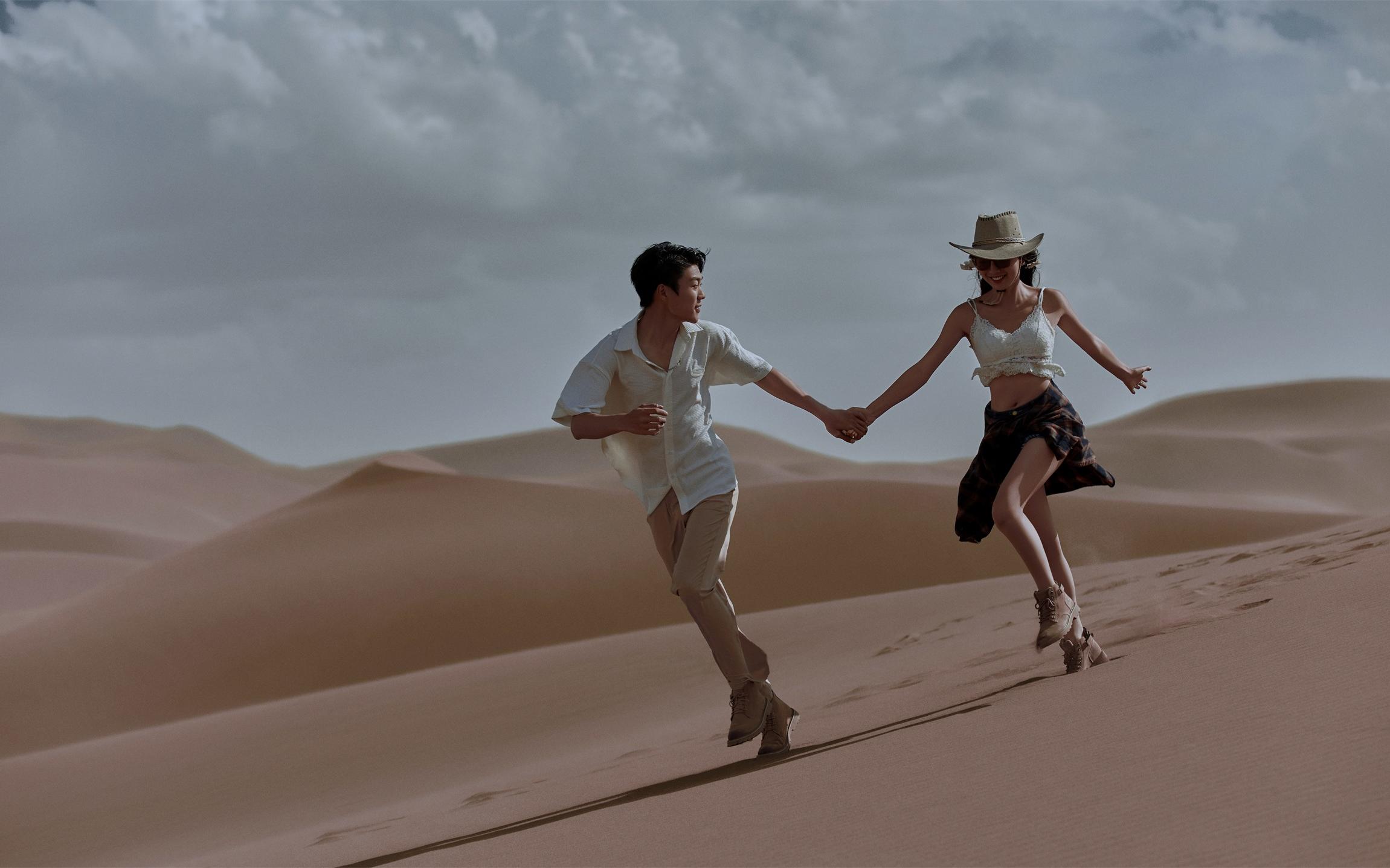 值得奔赴的沙漠婚纱照丨记录自由与爱意