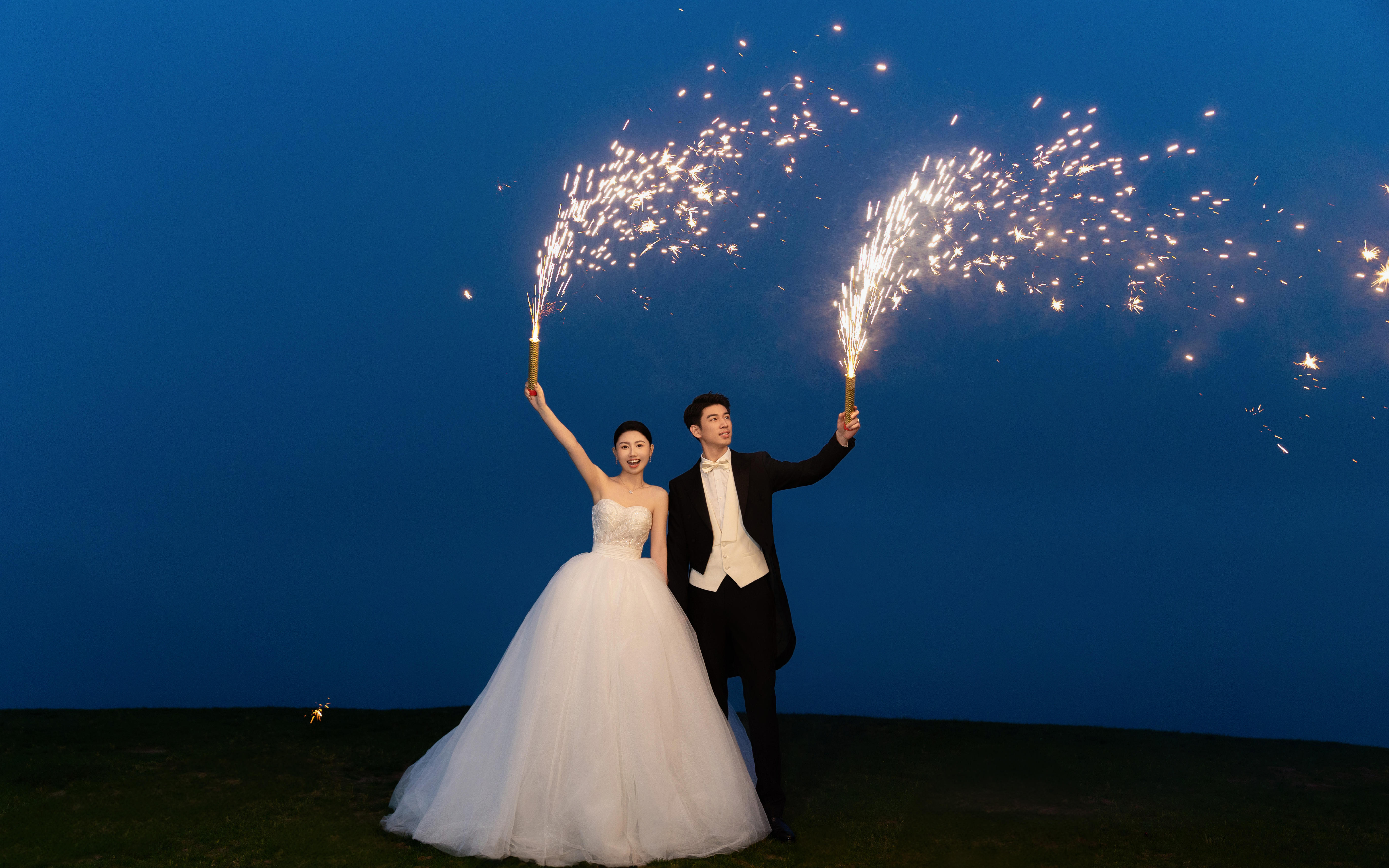 山顶纪实风 婚纱照 浪漫夜景婚纱好早