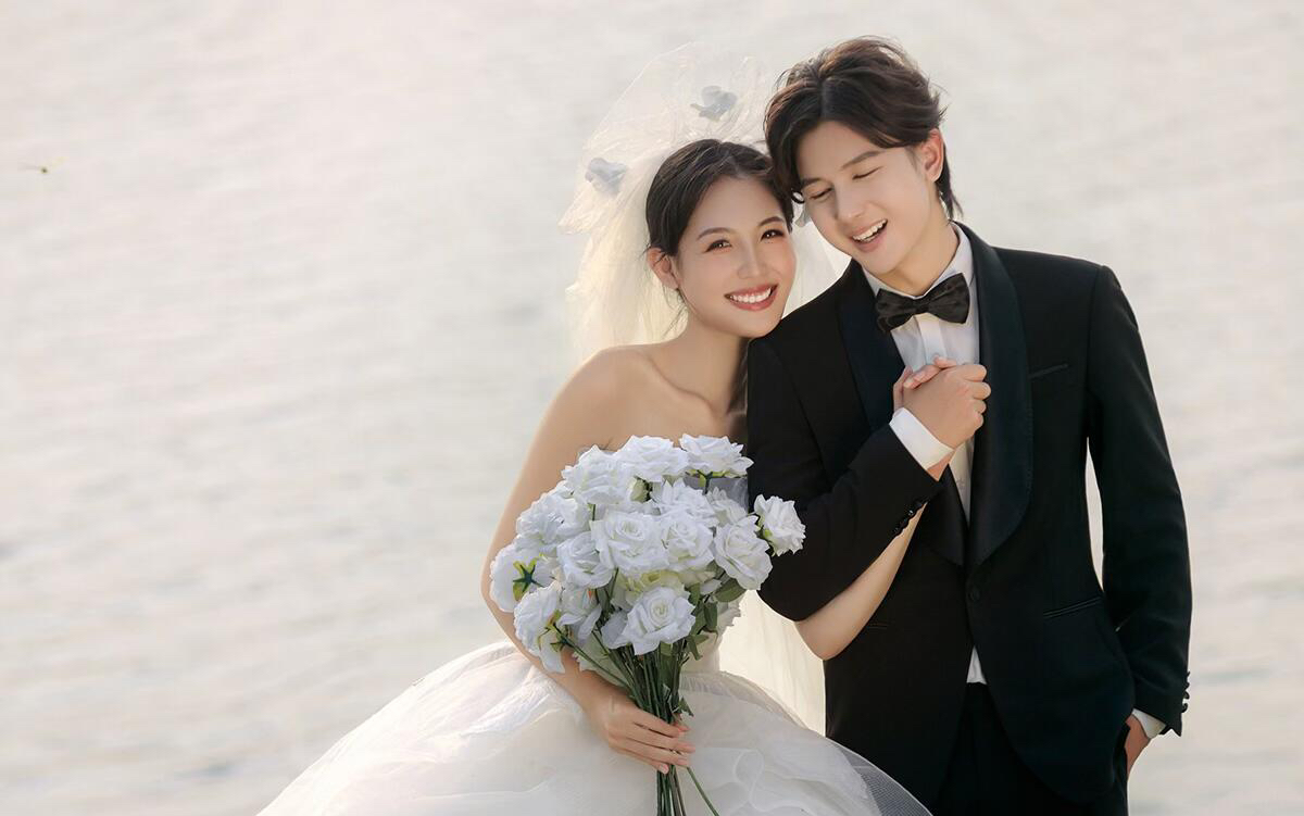 草坪婚纱照里私藏的生命力氛围感真的yyds！