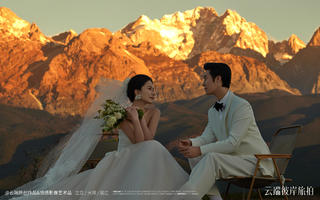🌞拍下丽江日出，让金山相伴的浪漫婚纱照✨