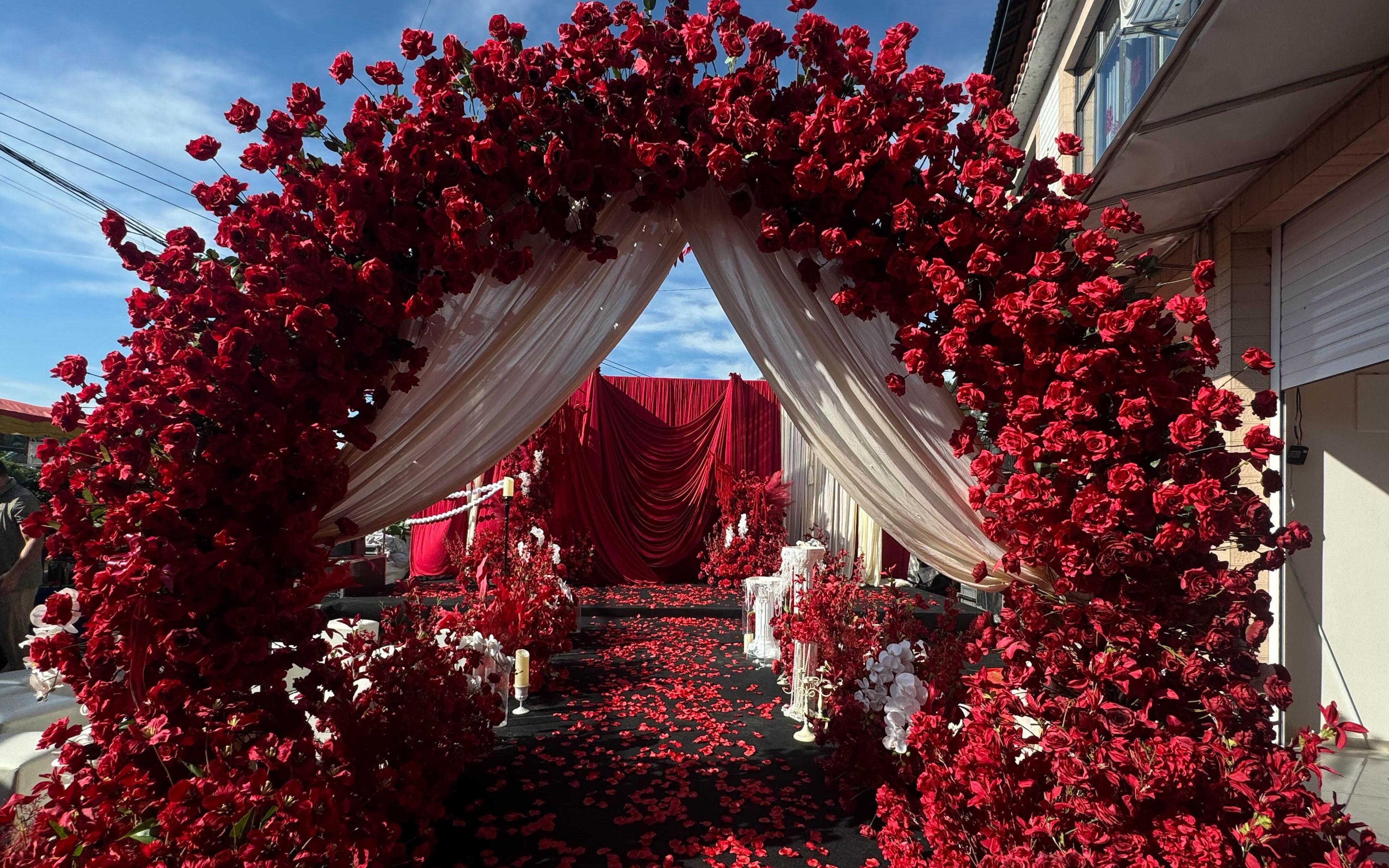 【金铂爵】选了这个红白渐变的婚礼场布♥️