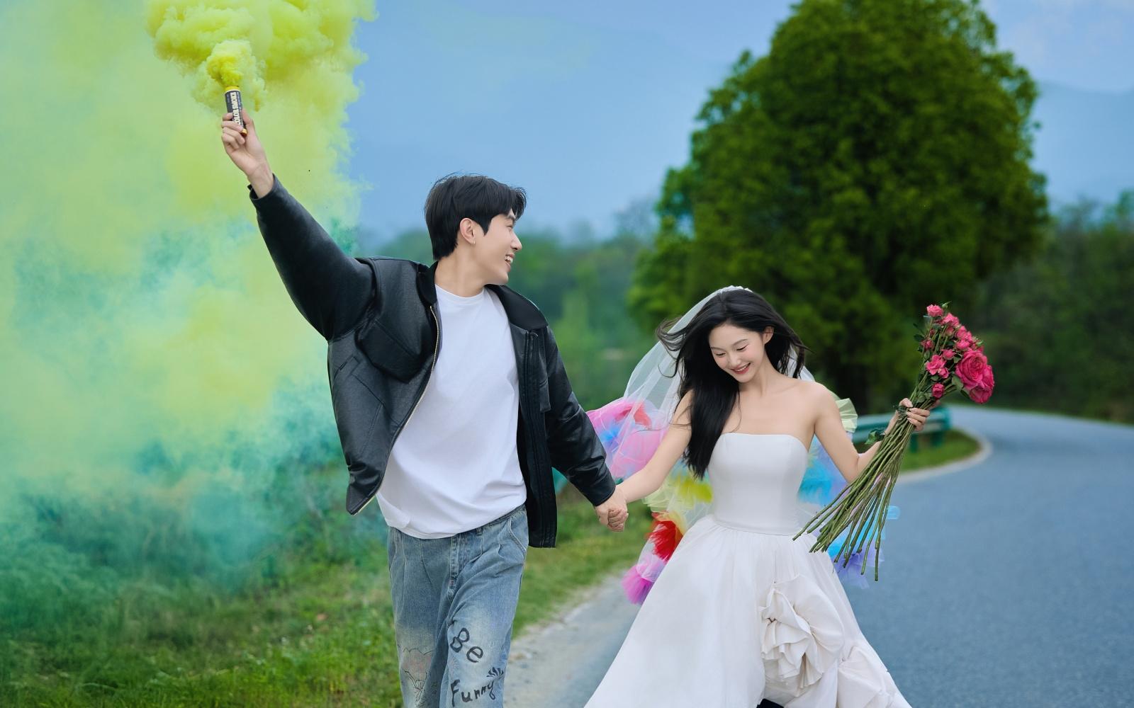 【爱与自由】在山顶奔赴浪漫的生命力婚纱照