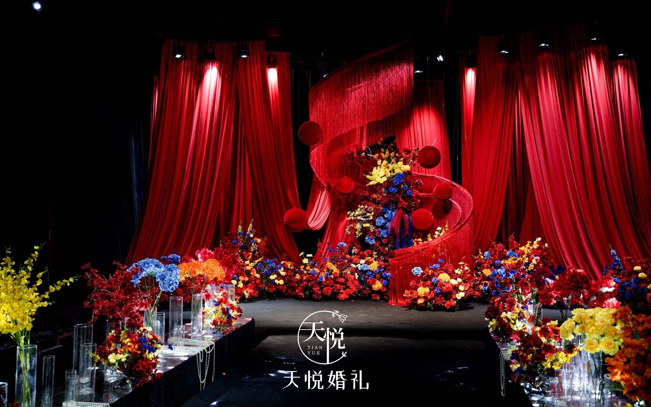 红韵复古布幔帘，点亮婚礼喜庆氛围