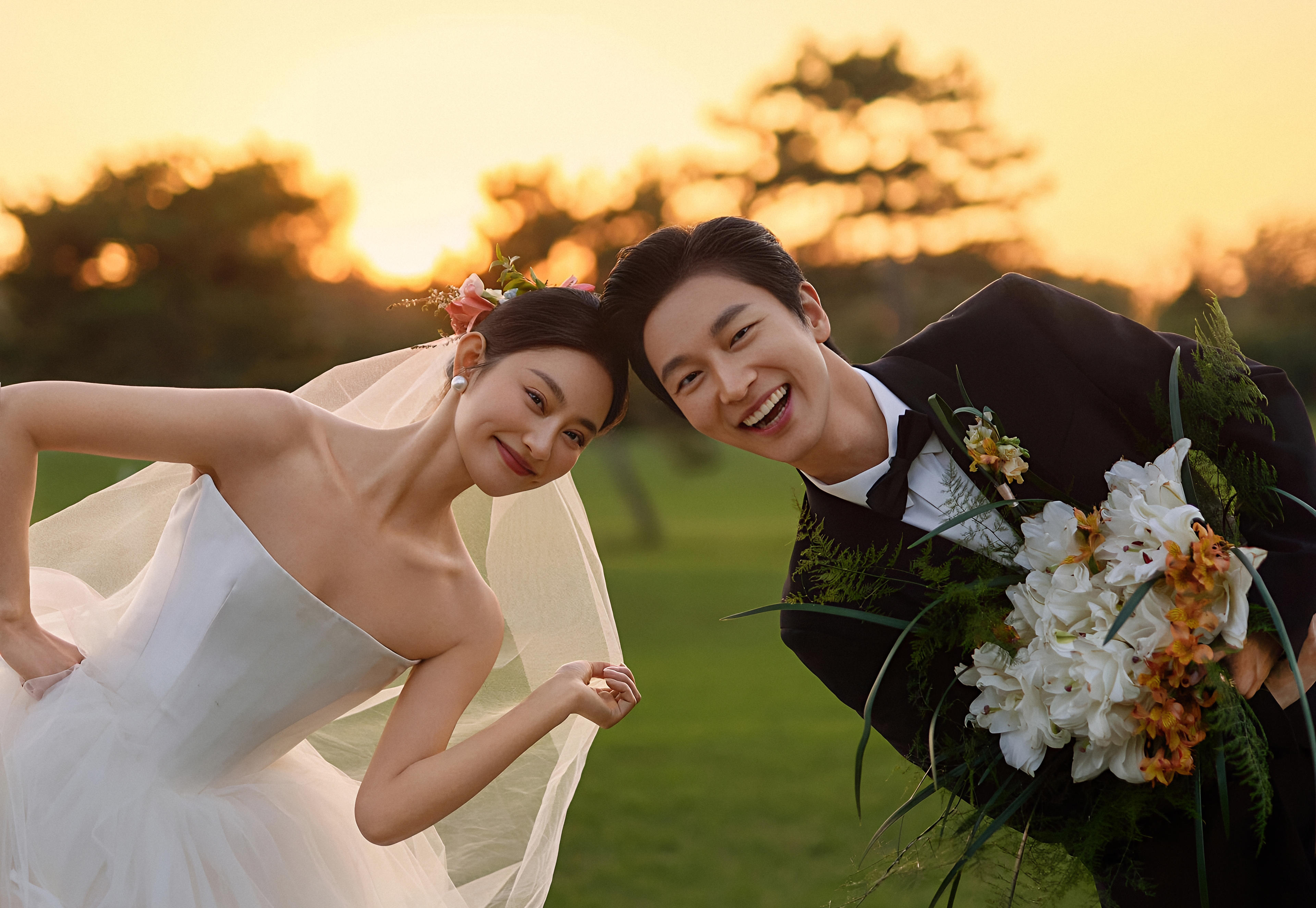 好心动啊！夕阳草坪婚纱照张张都是电影截图