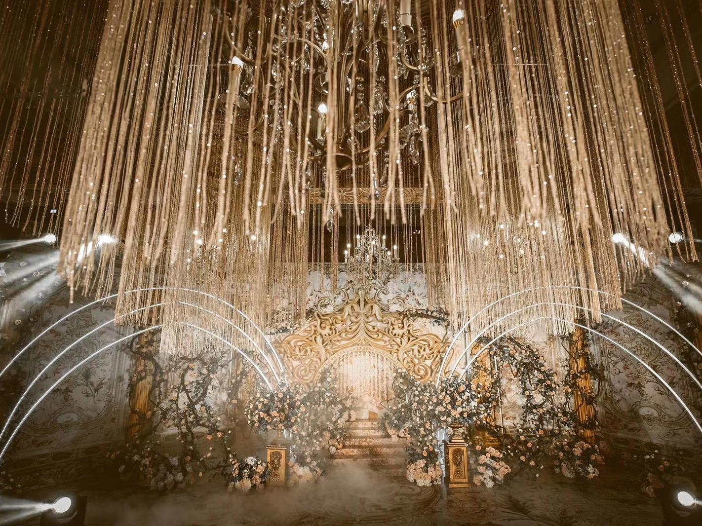 【Wedding Plus】金色吊顶轻奢婚礼布置