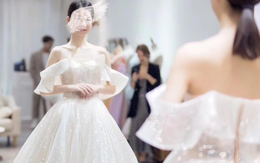 一字肩蓬蓬珠光亮片奢华白纱