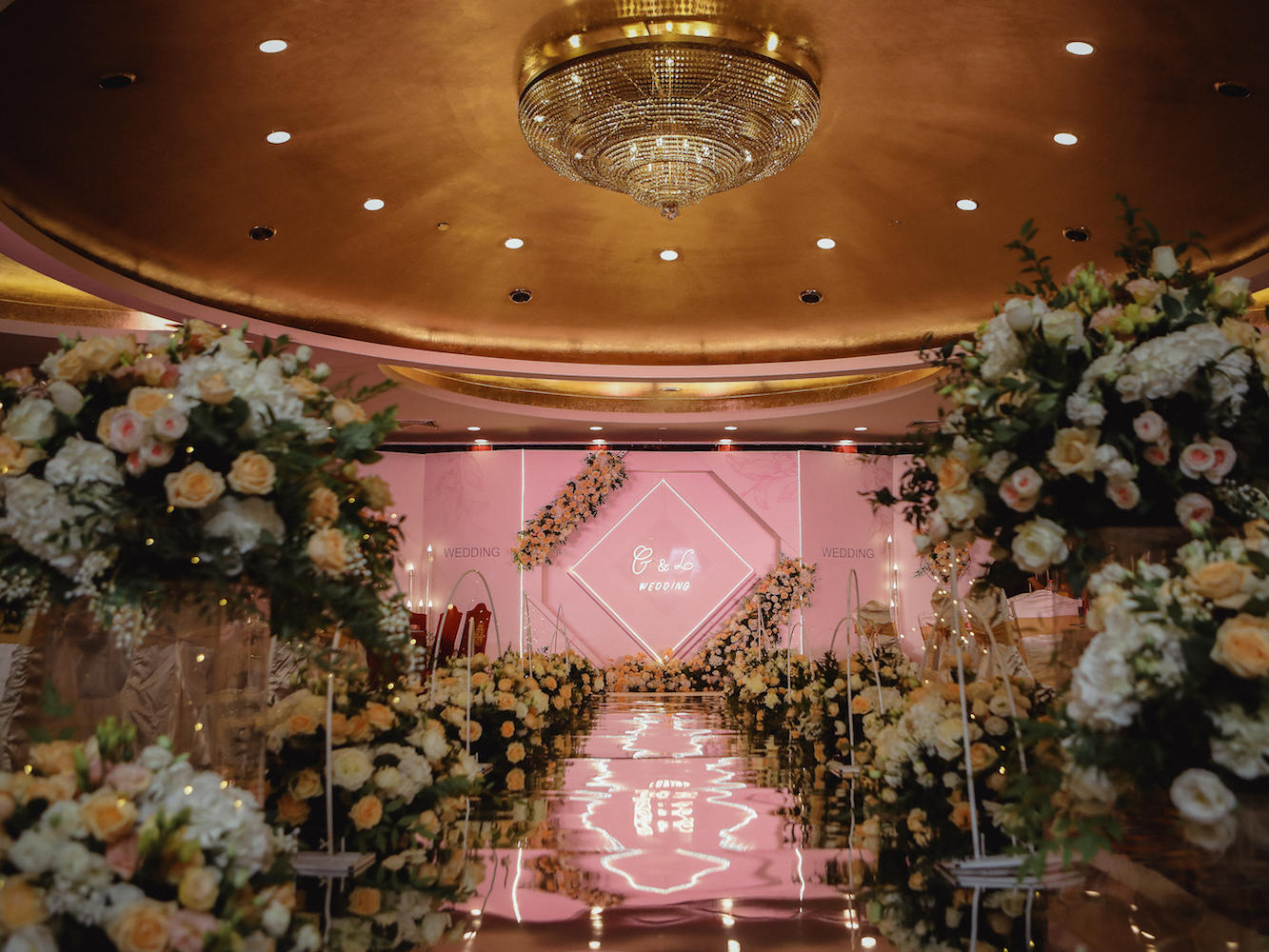 预算内的超值完美暗场婚礼送首席化妆师一名