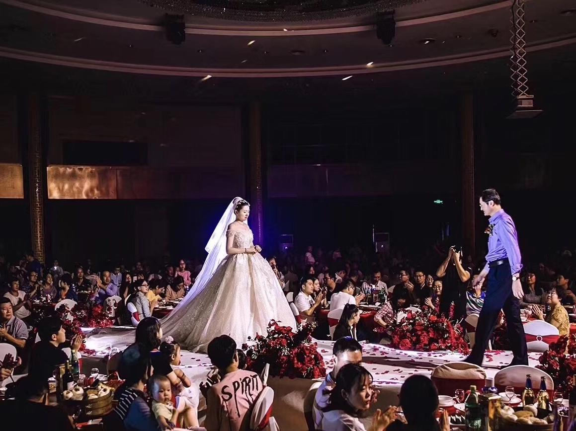 【Domi高级婚纱】3件套租赁+ 全程跟妆