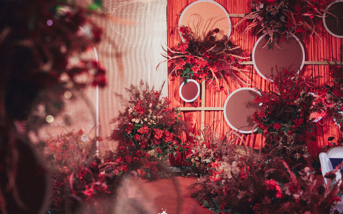 橘色，红色，融入一点撞色。浓浓爱意来袭。