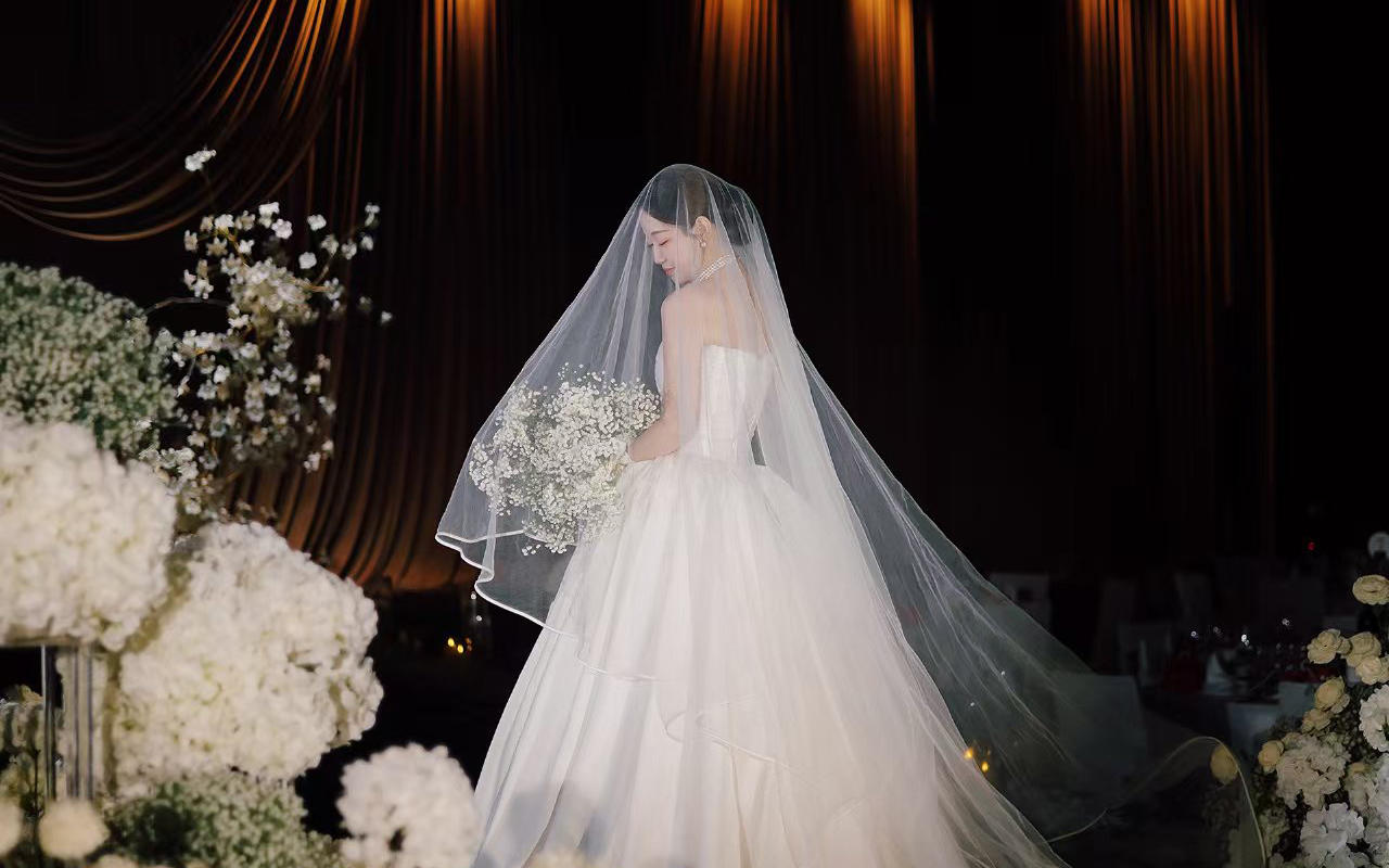 咖色布幔勾勒出婚禮的溫柔氛圍