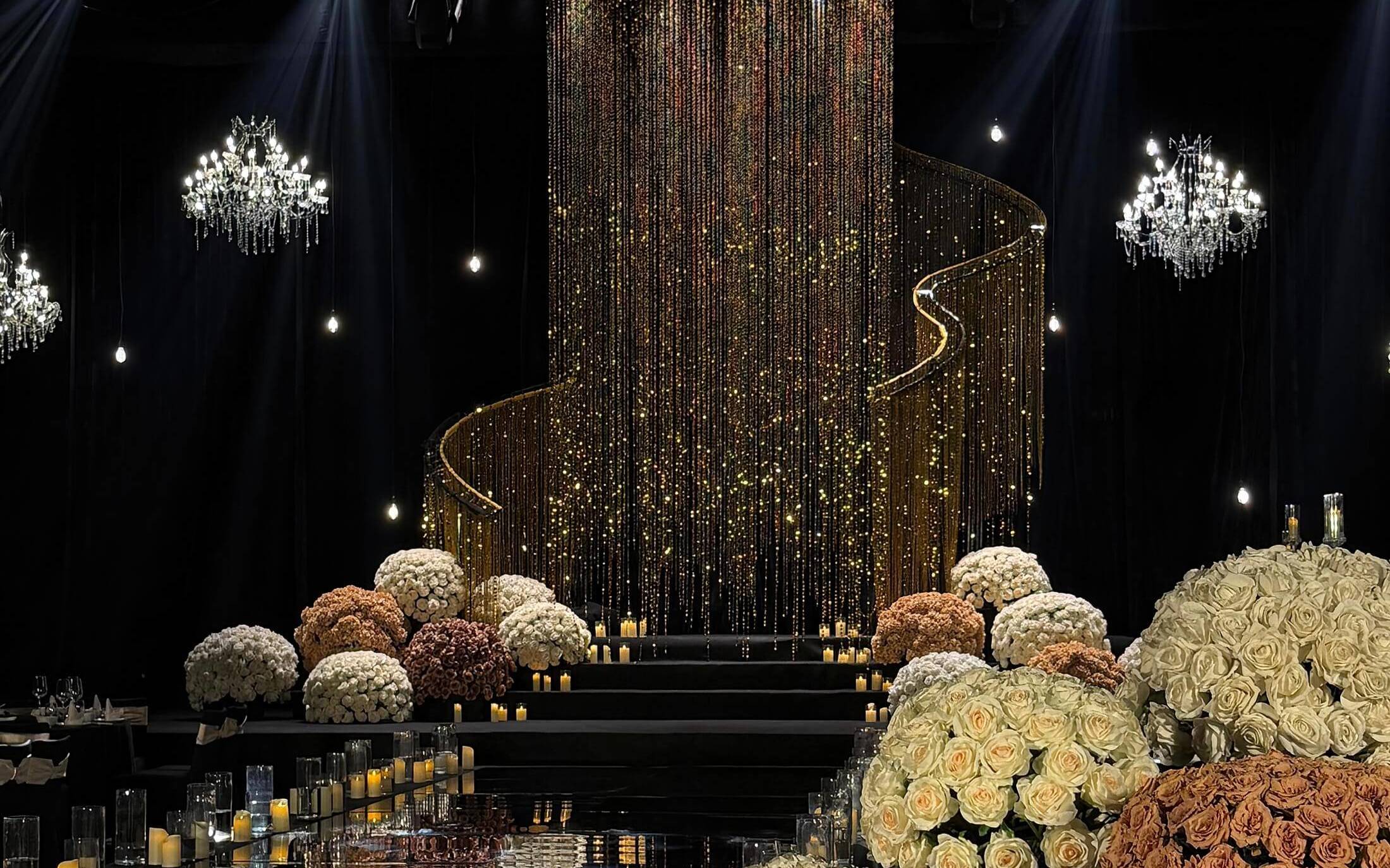 金色流光點(diǎn)綴的婚禮現(xiàn)場(chǎng)