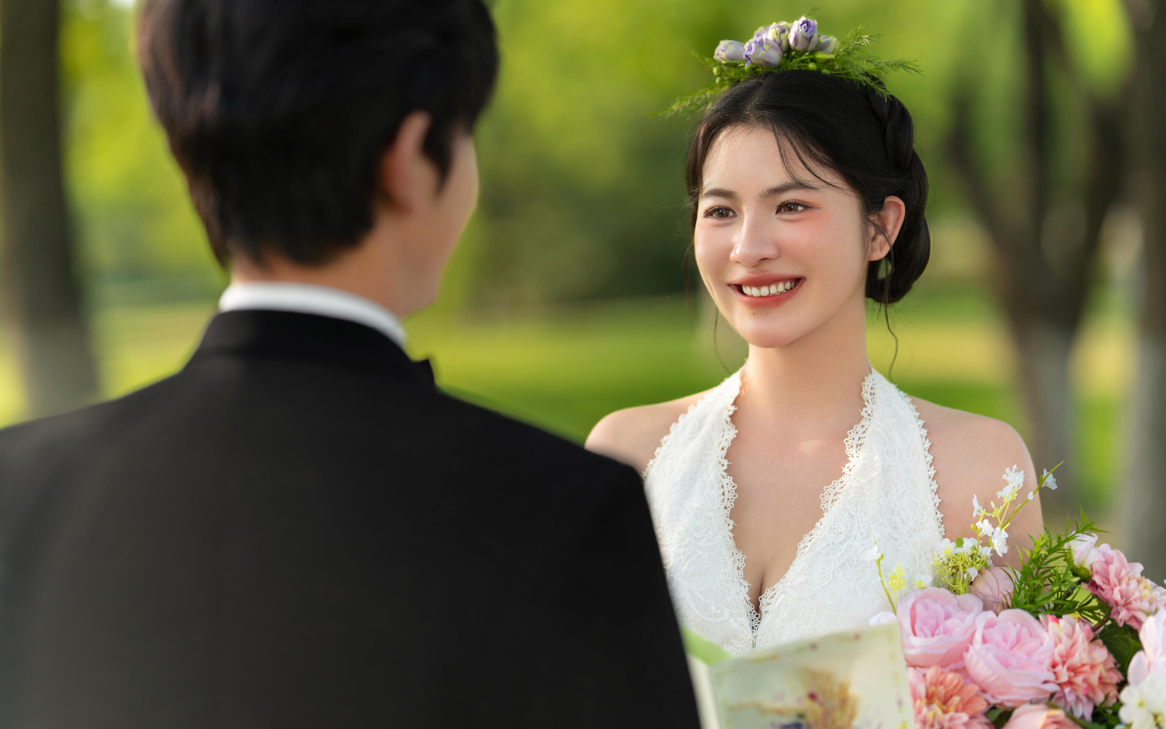 森系草坪婚纱照🌿把法式浪漫穿成春日童话