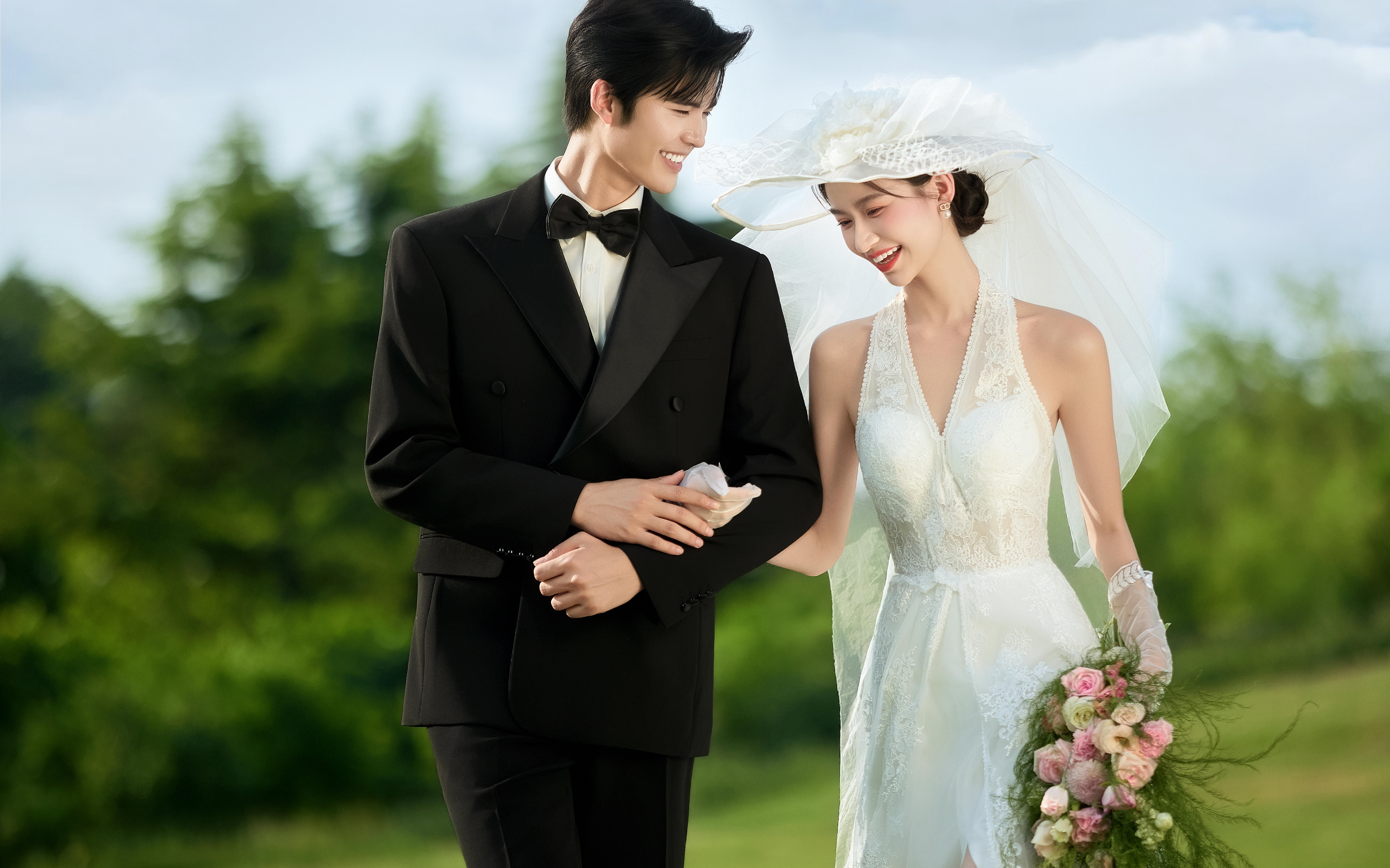 《风吹草动，都是我们相爱的见证》——草坪婚纱照