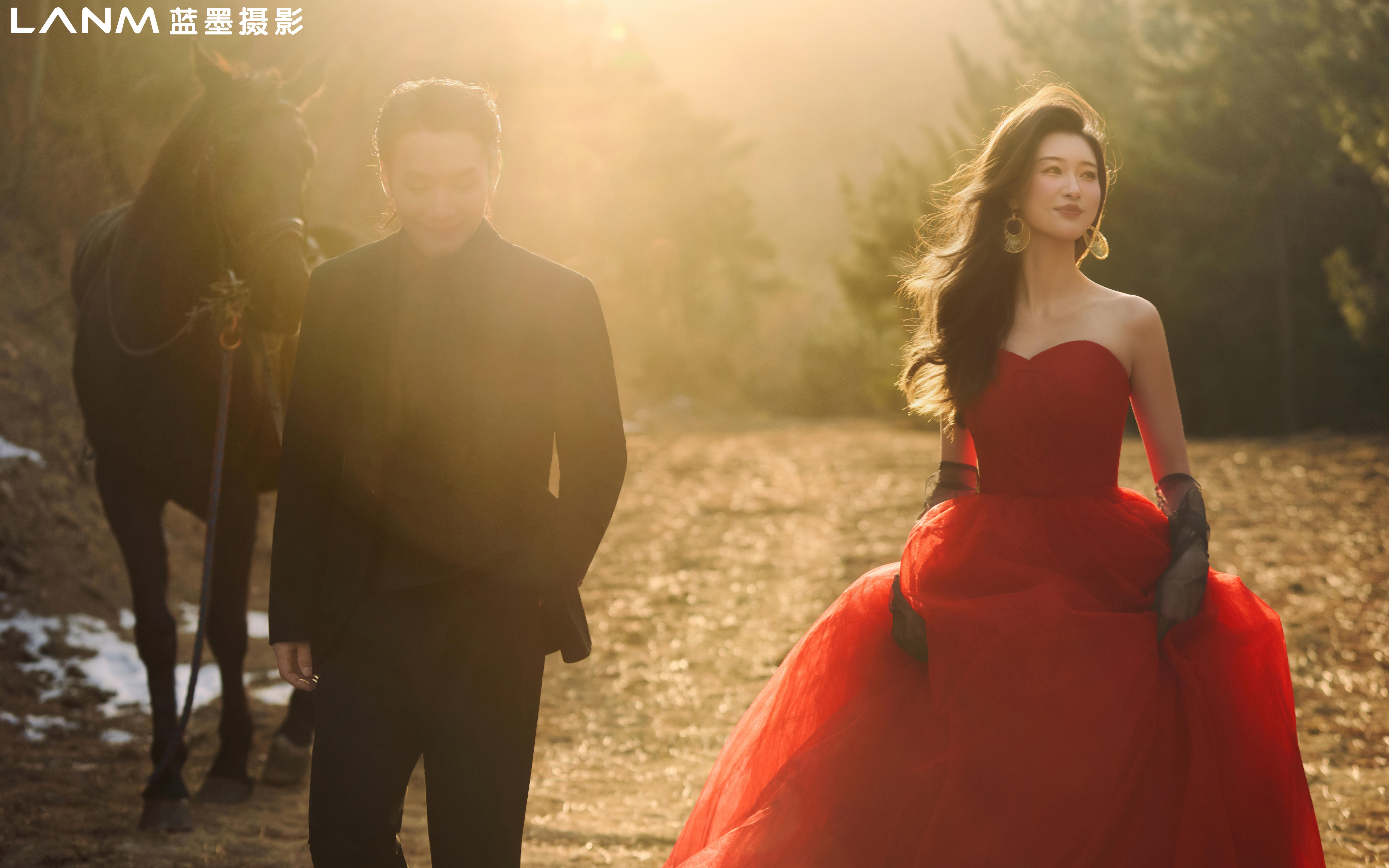 高甜預(yù)警??甜酷拽的紅裙黑馬婚紗照