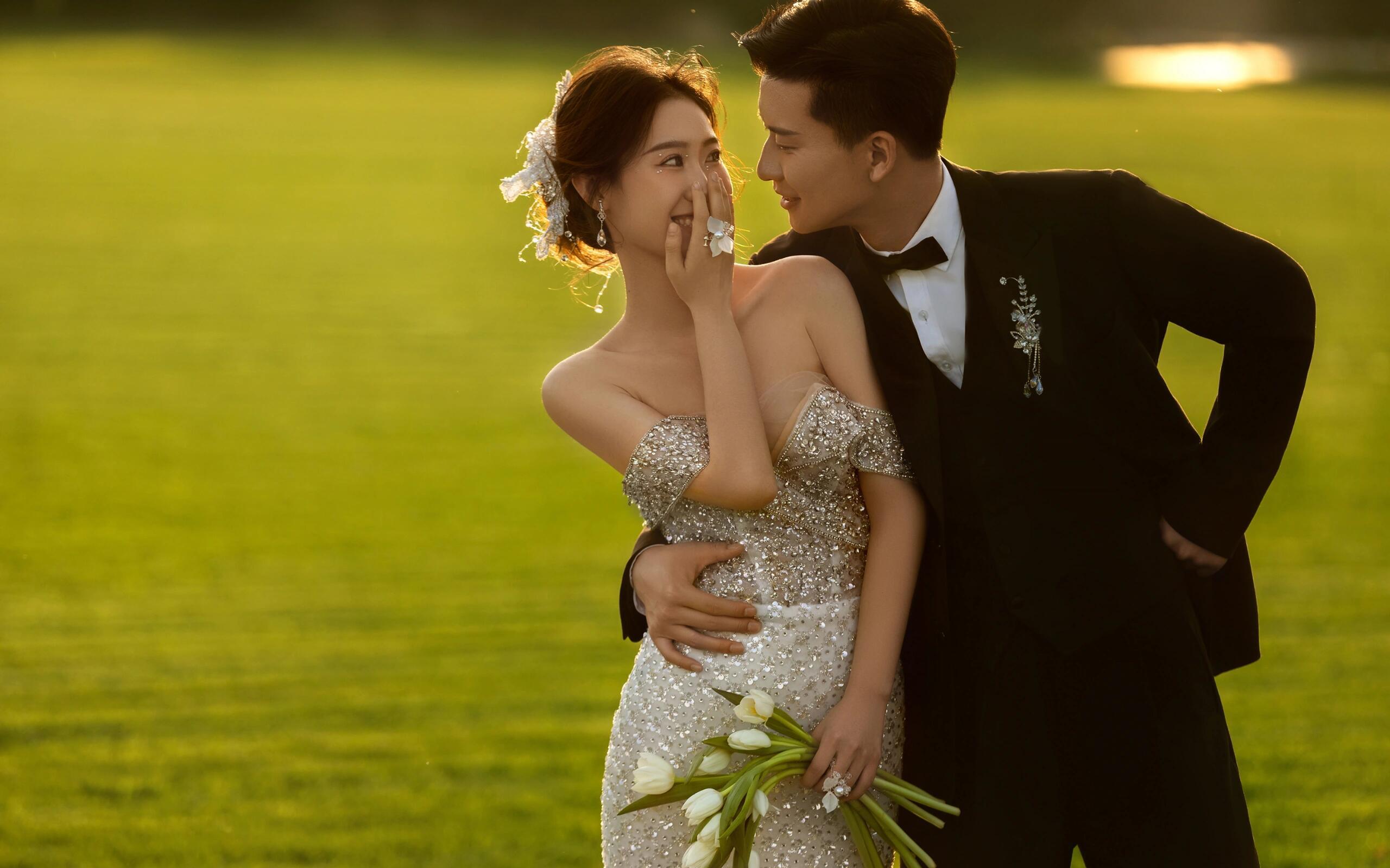 我也不想心動(dòng)??！可這是森系草坪婚紗照誒