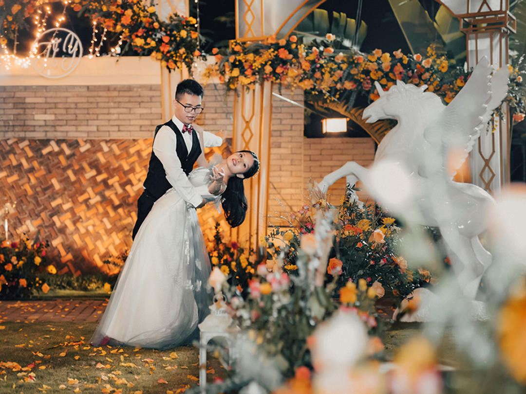 花沐婚礼 |  香槟橙撞色，户外草坪创意鲜花套系
