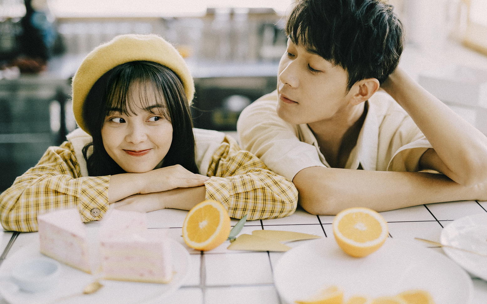 甜蜜情侣照 室内拍摄情侣写真