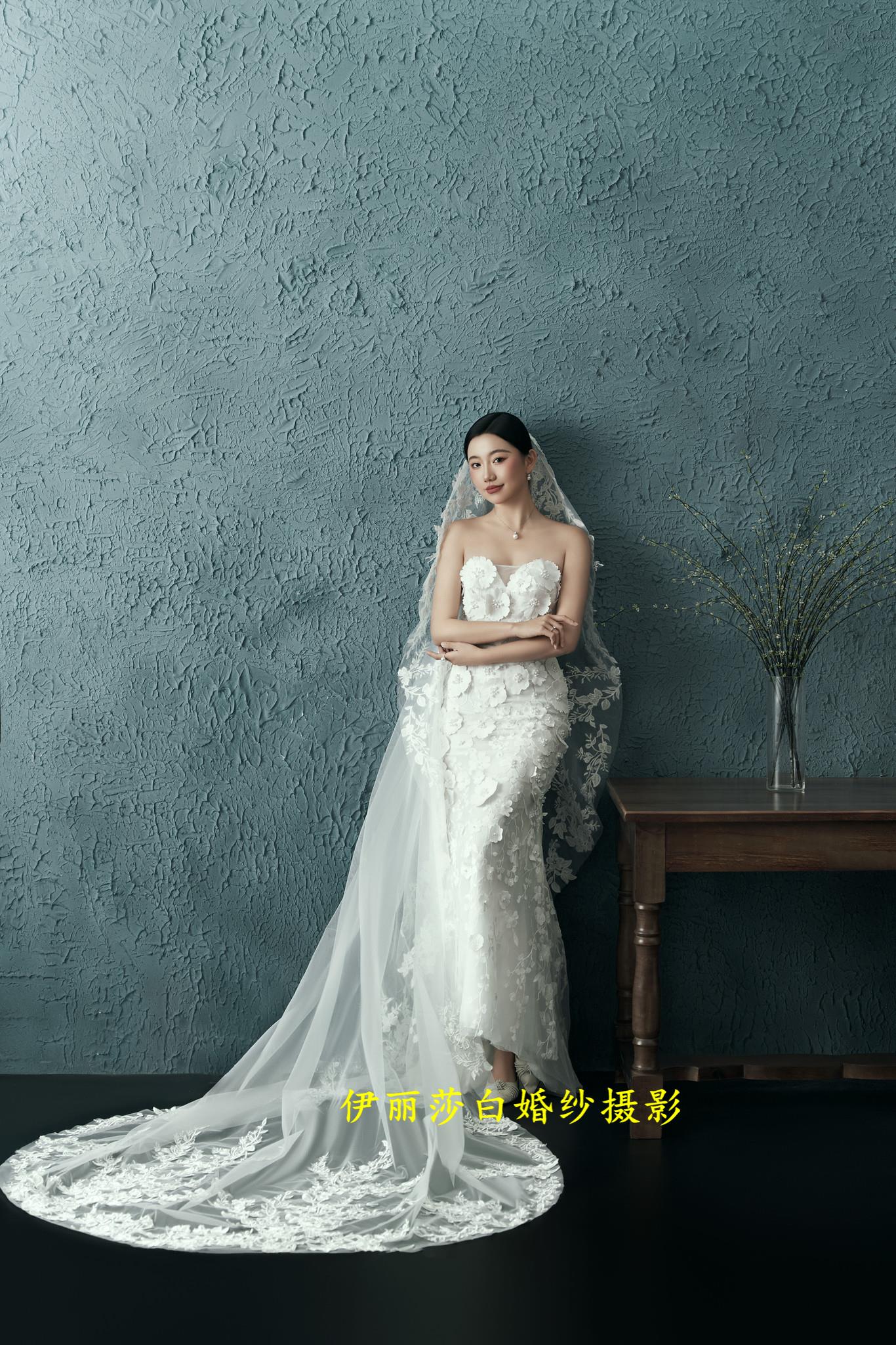 拍婚纱照3888套餐有跟妆+秀和+礼服 4699