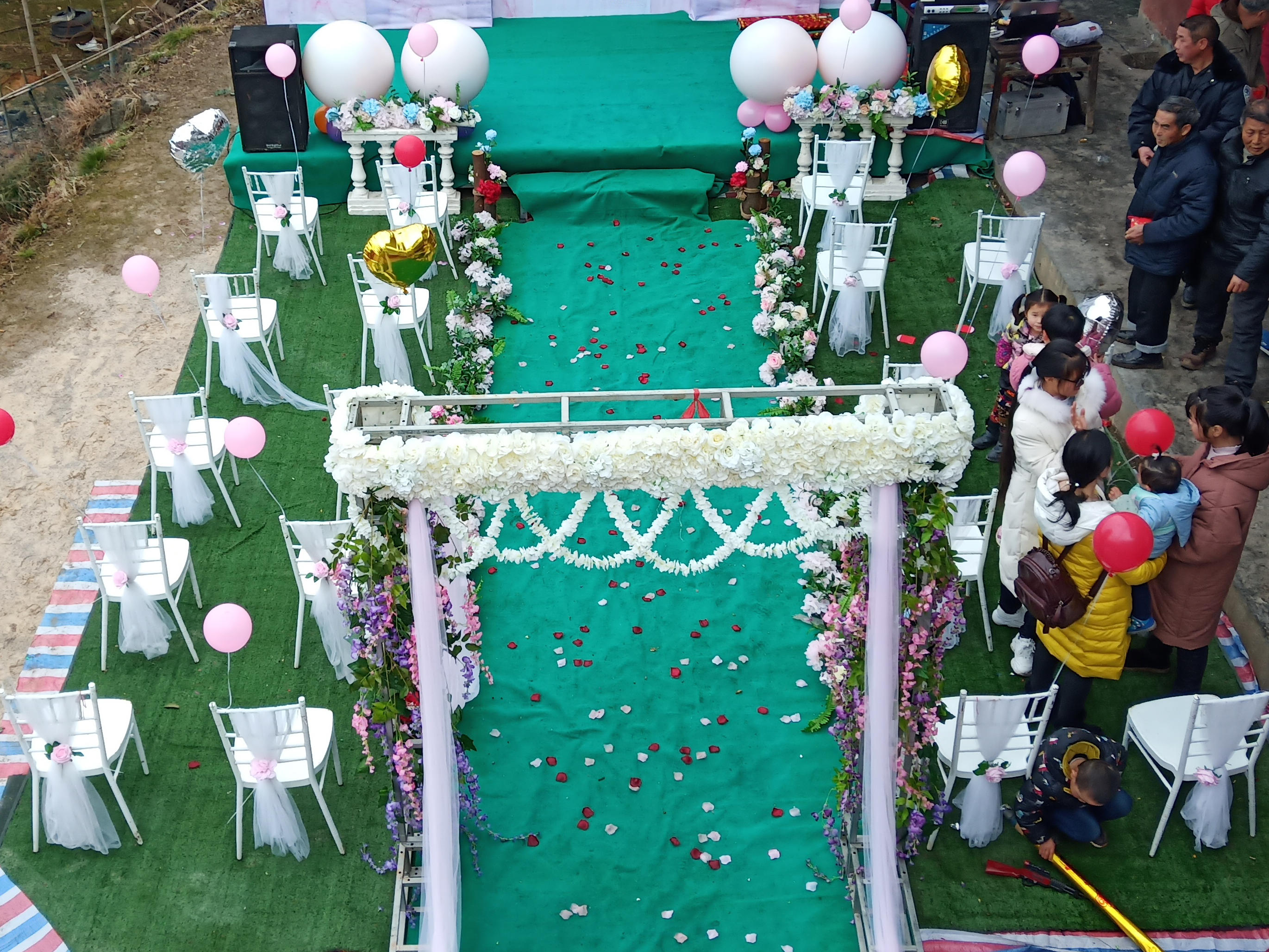 绿色草毯，清晰、户外，带点阳光