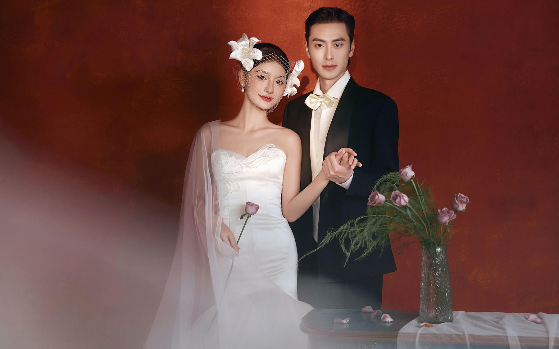 紅調(diào)復(fù)古婚照? 白紗氛圍感直接封神
