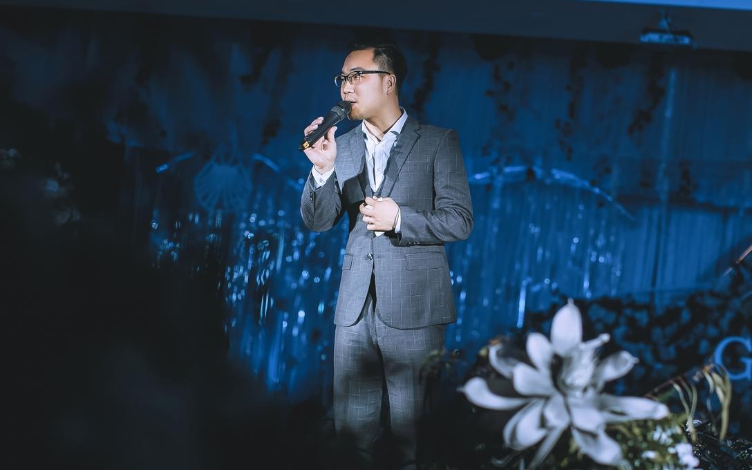 峰赫（吉他民谣诗人 互动热闹绝不低俗）