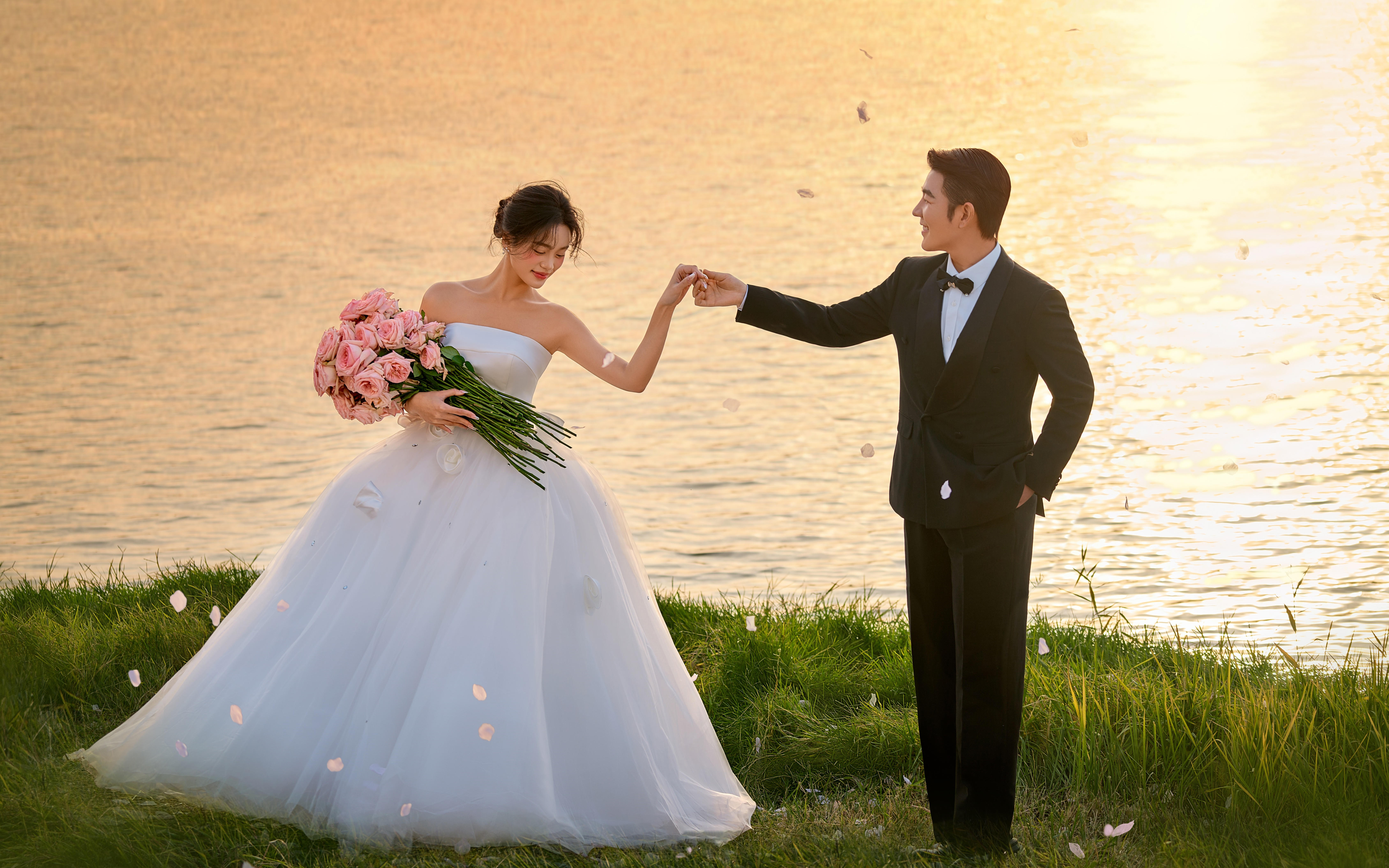 閨蜜們都推薦我拍的夕陽海景婚紗照 真的很漂亮