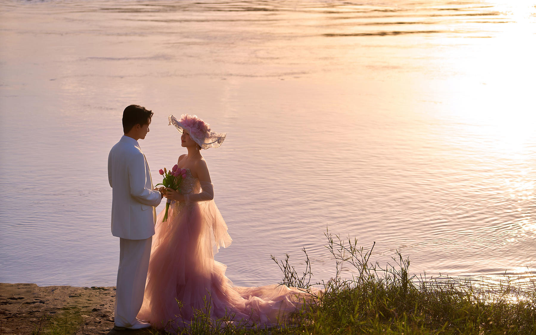 夕陽(yáng)電影感婚紗照～河畔落日里的粉紗溫柔