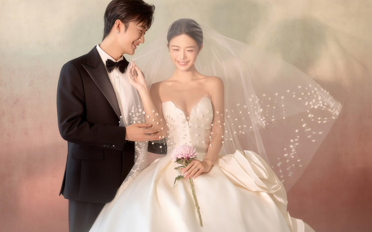 室内粉渐变油画婚纱照