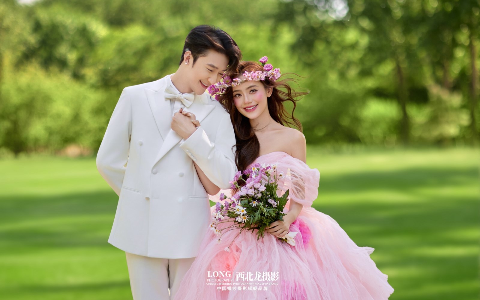 粉纱草坪婚纱照拍出了恋爱里的鲜活感💓