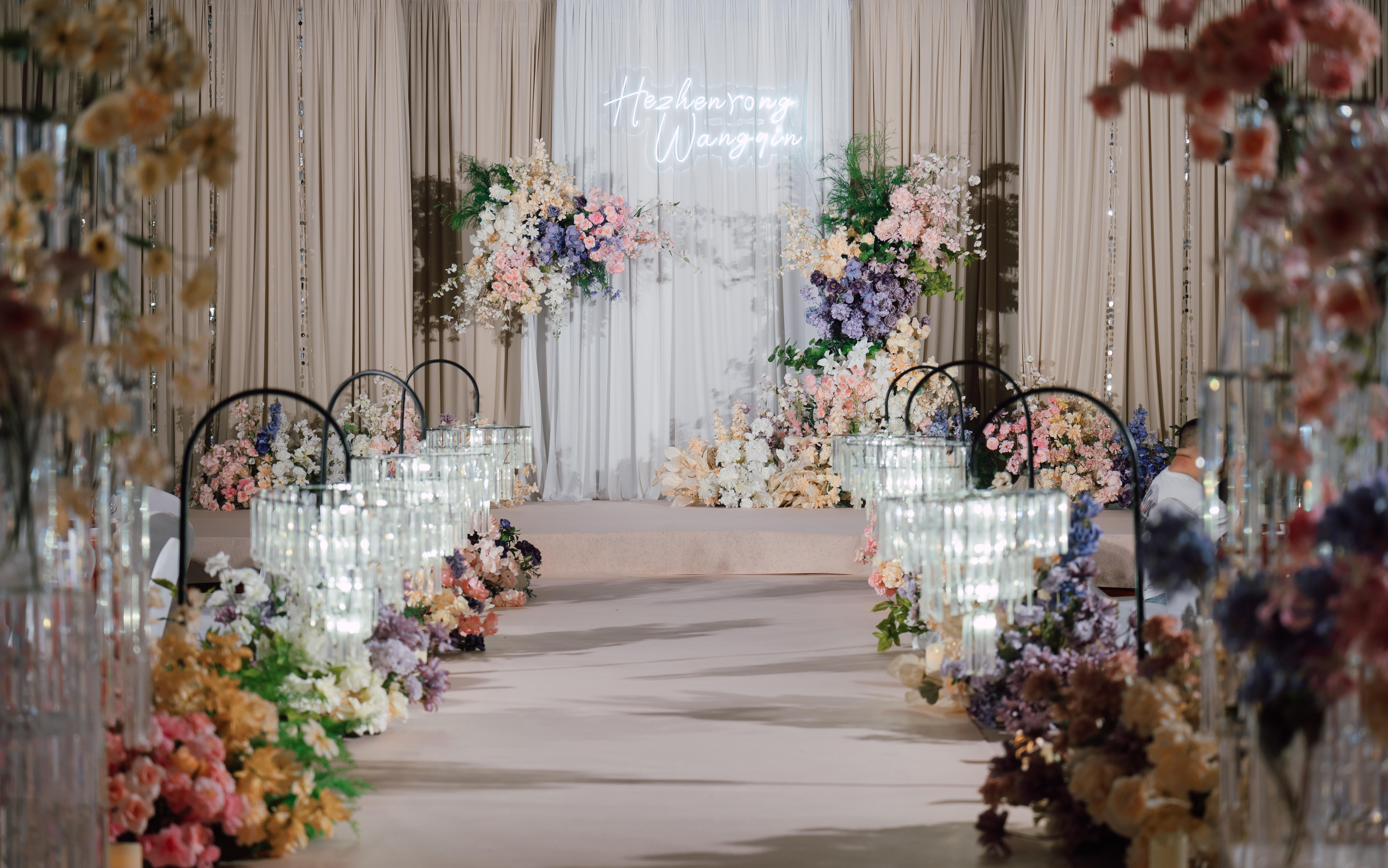 上禧婚礼：粉紫花艺与水晶交织的柔美奢华