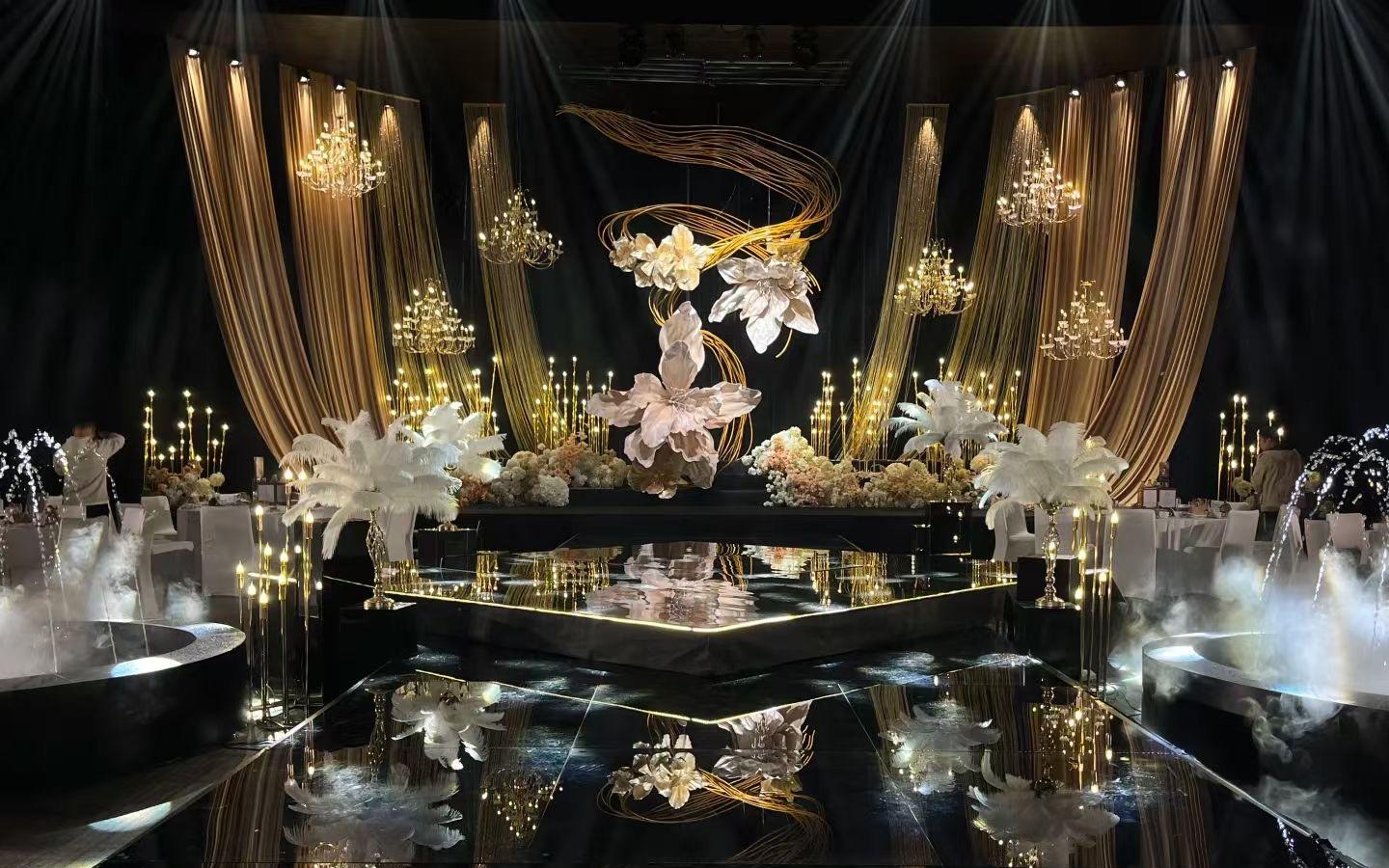 在深邃与璀璨交织的异想空间 爱是穿越永夜的鎏金星