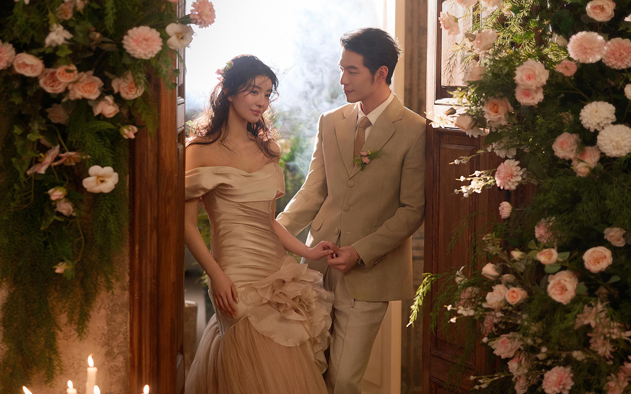 在花香弥漫的门廊里 连光都染上了温柔