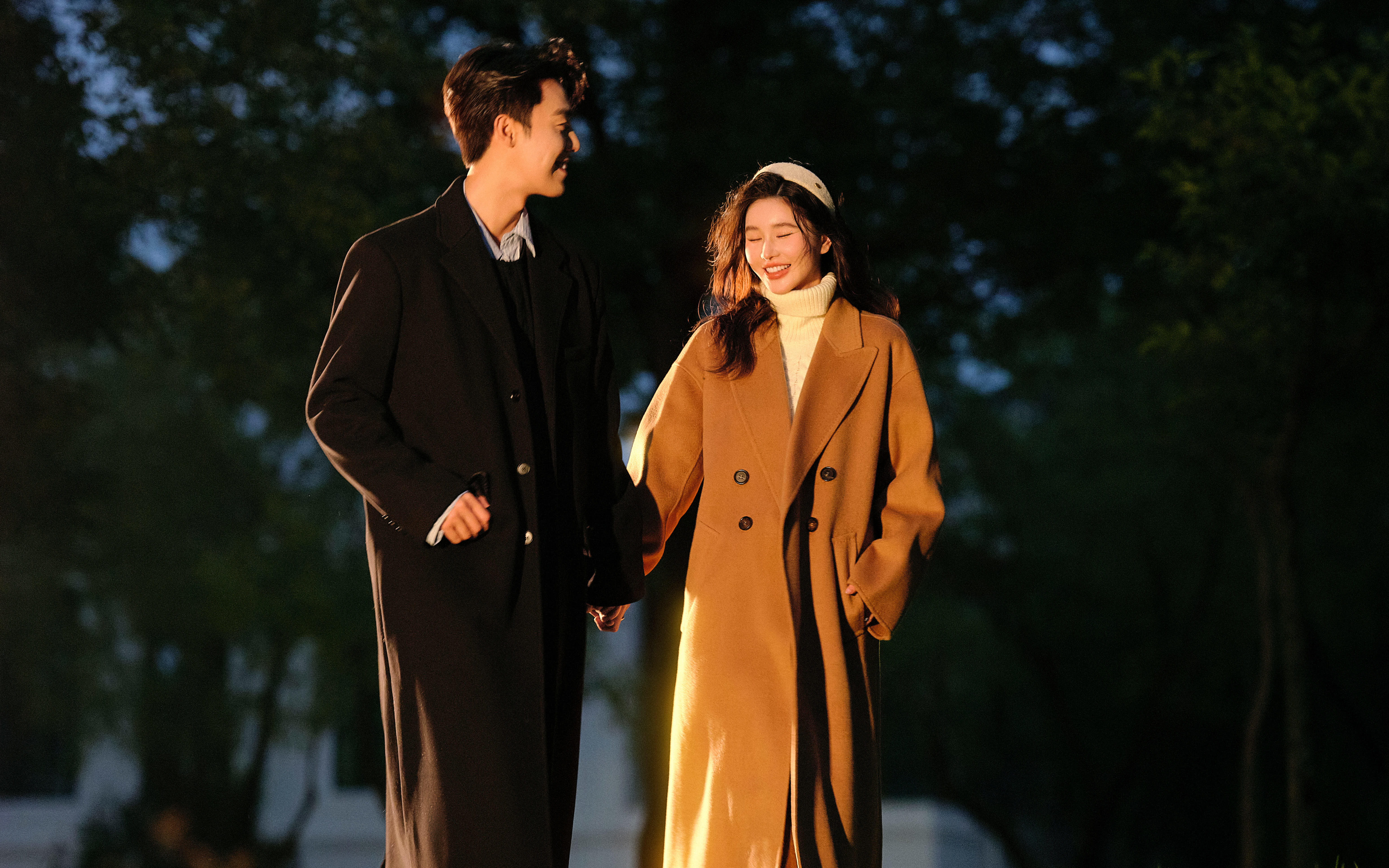 秋天适配100!穿着大衣拍出故事感婚纱照