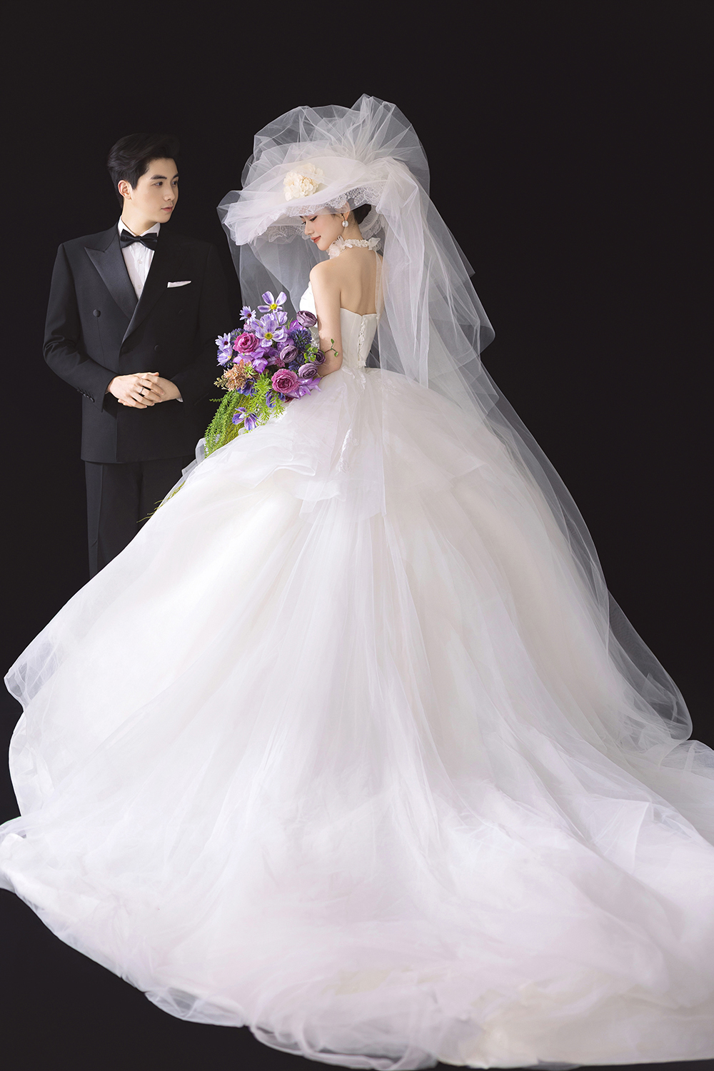 高级感拉满‼️黑色背景下的主纱太绝了🤍