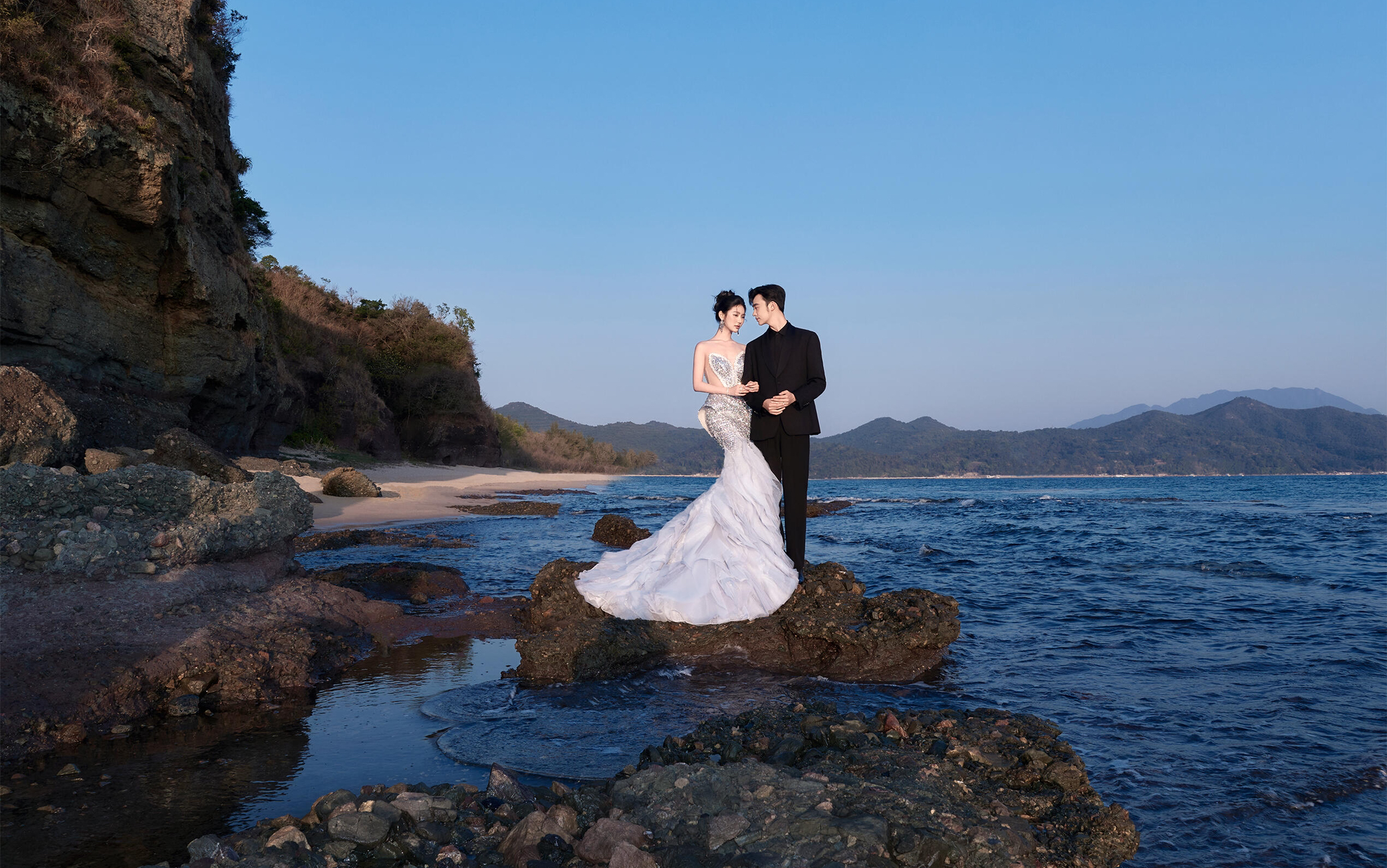 美到窒息｜蓝色鱼尾礁石海景婚纱照太绝了