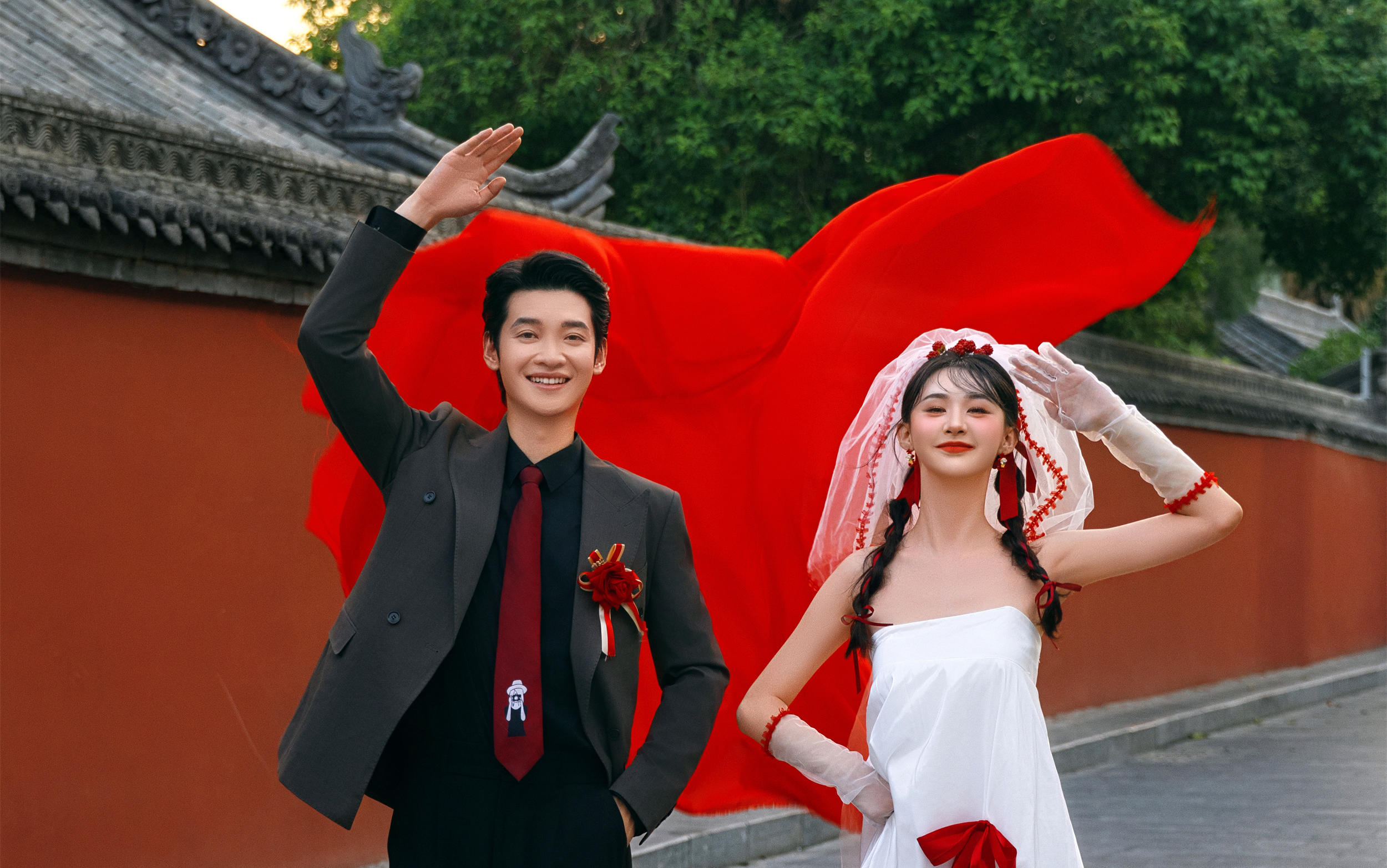 又嗨又美的紅墻喜嫁婚紗照?全家人都說好看