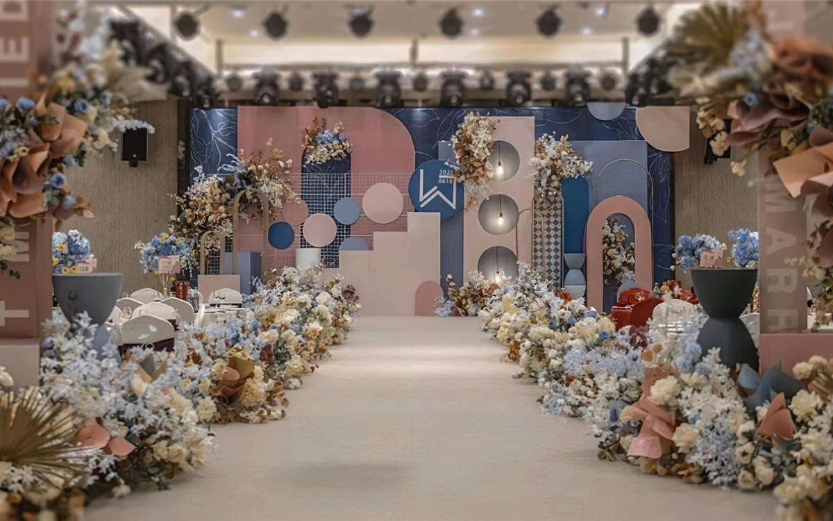 圆窗映入晨光，静谧流淌其间