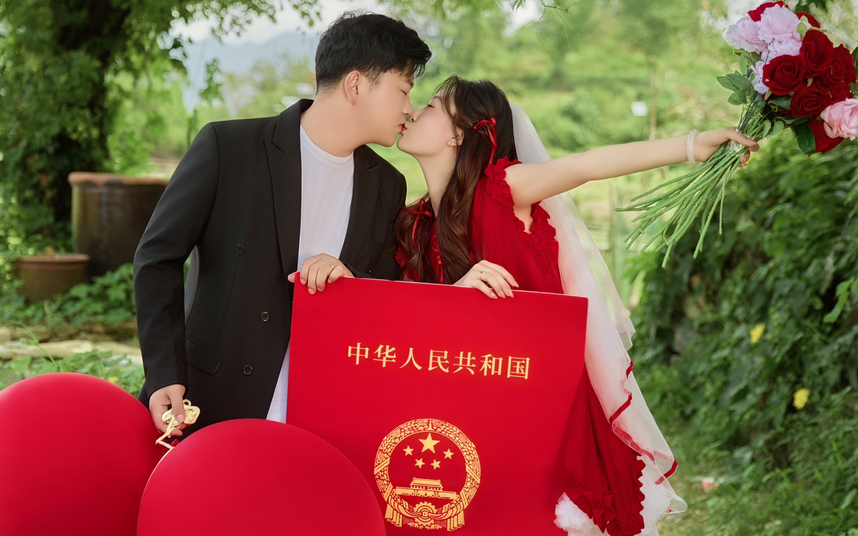 不愧是00后严选喜嫁婚纱照🌿生命力拉满啦 