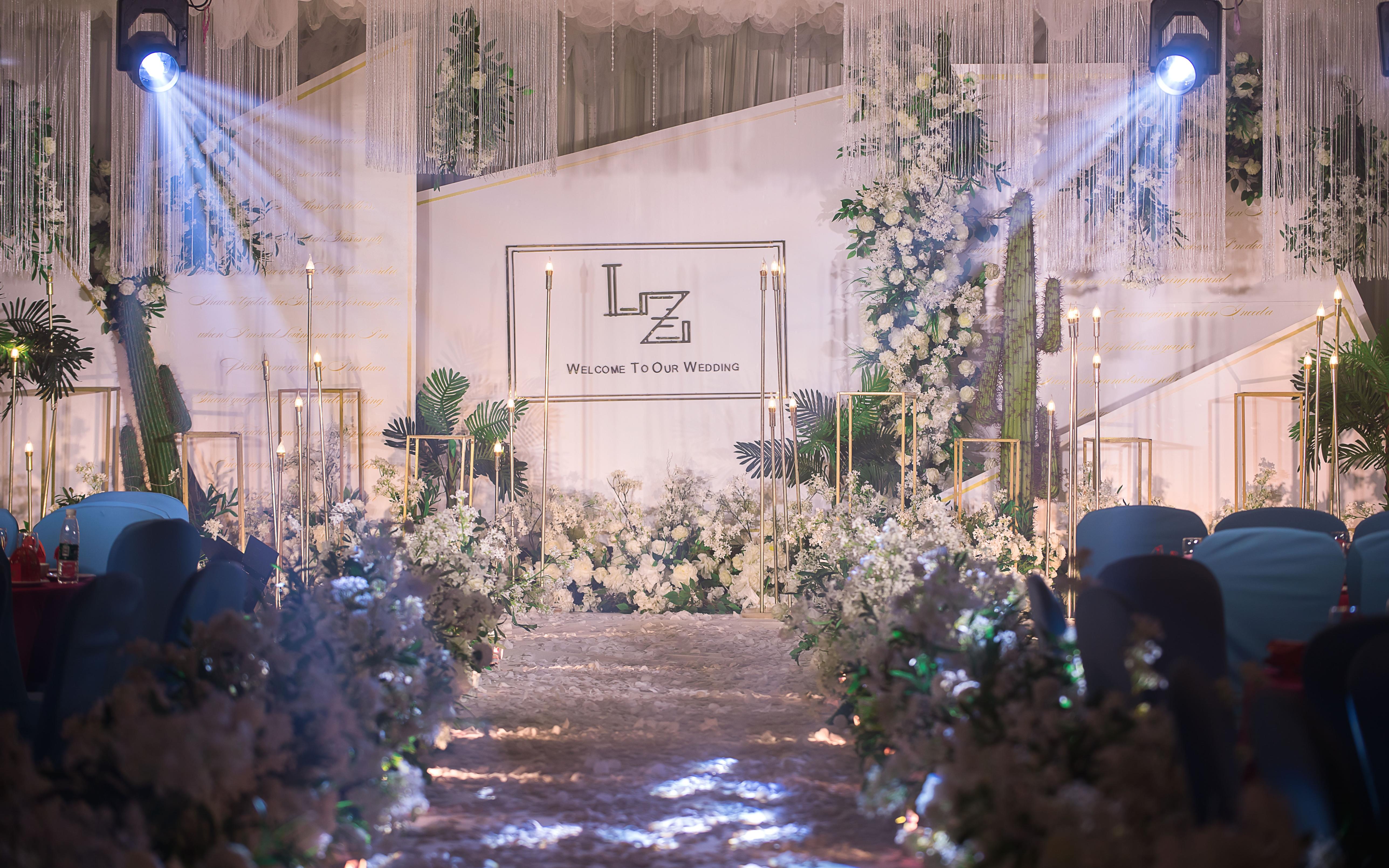 高厅白绿色简约大气轻森系婚礼——恋上仙人掌