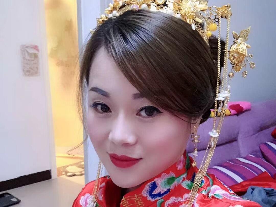 资深档全程跟妆3造型唯美简约妆容+赠送1套婚纱