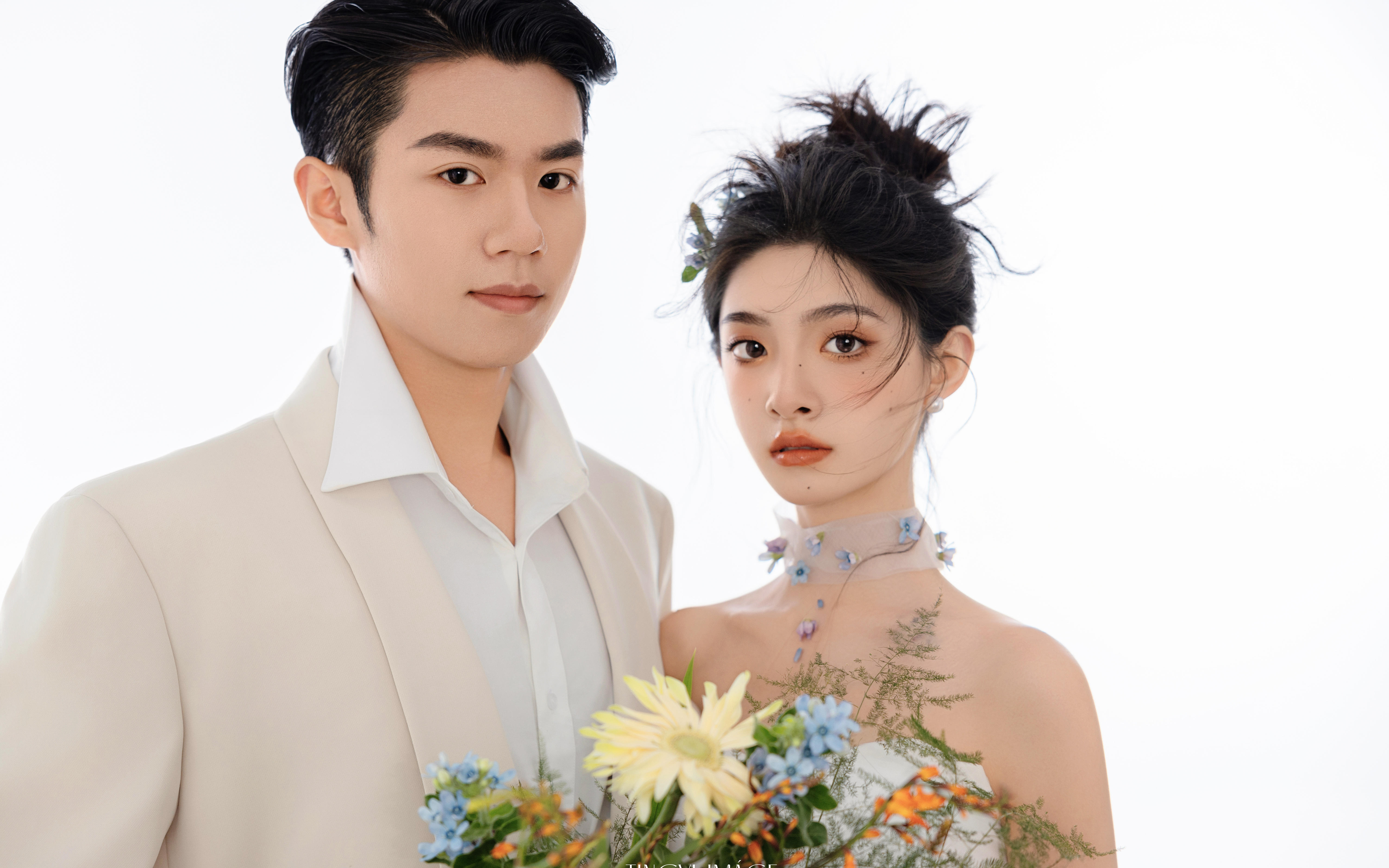 捧花撞進白背景的溫柔里??婚紗與花瓣同頻呼吸