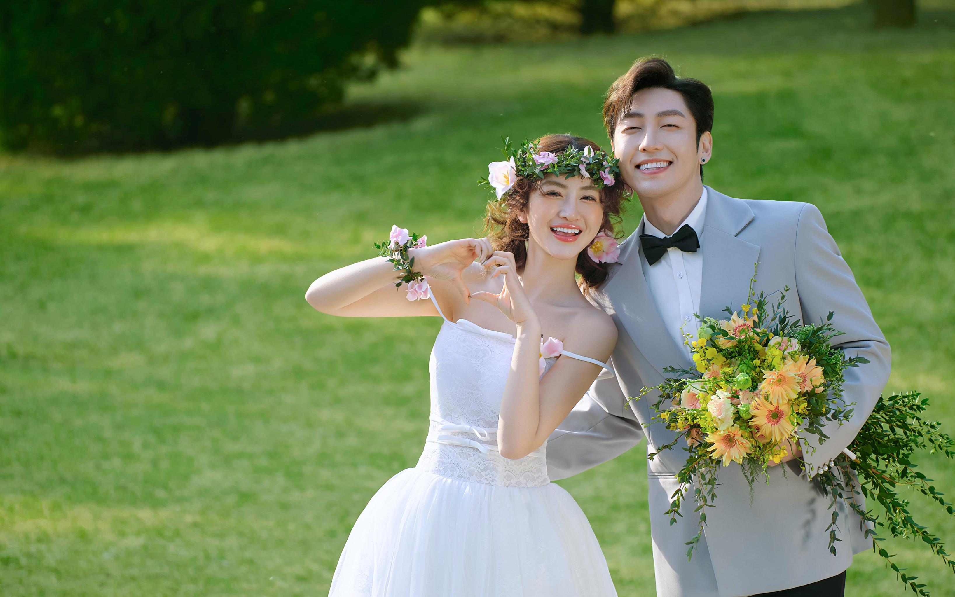 甜美花漾草坪婚紗照