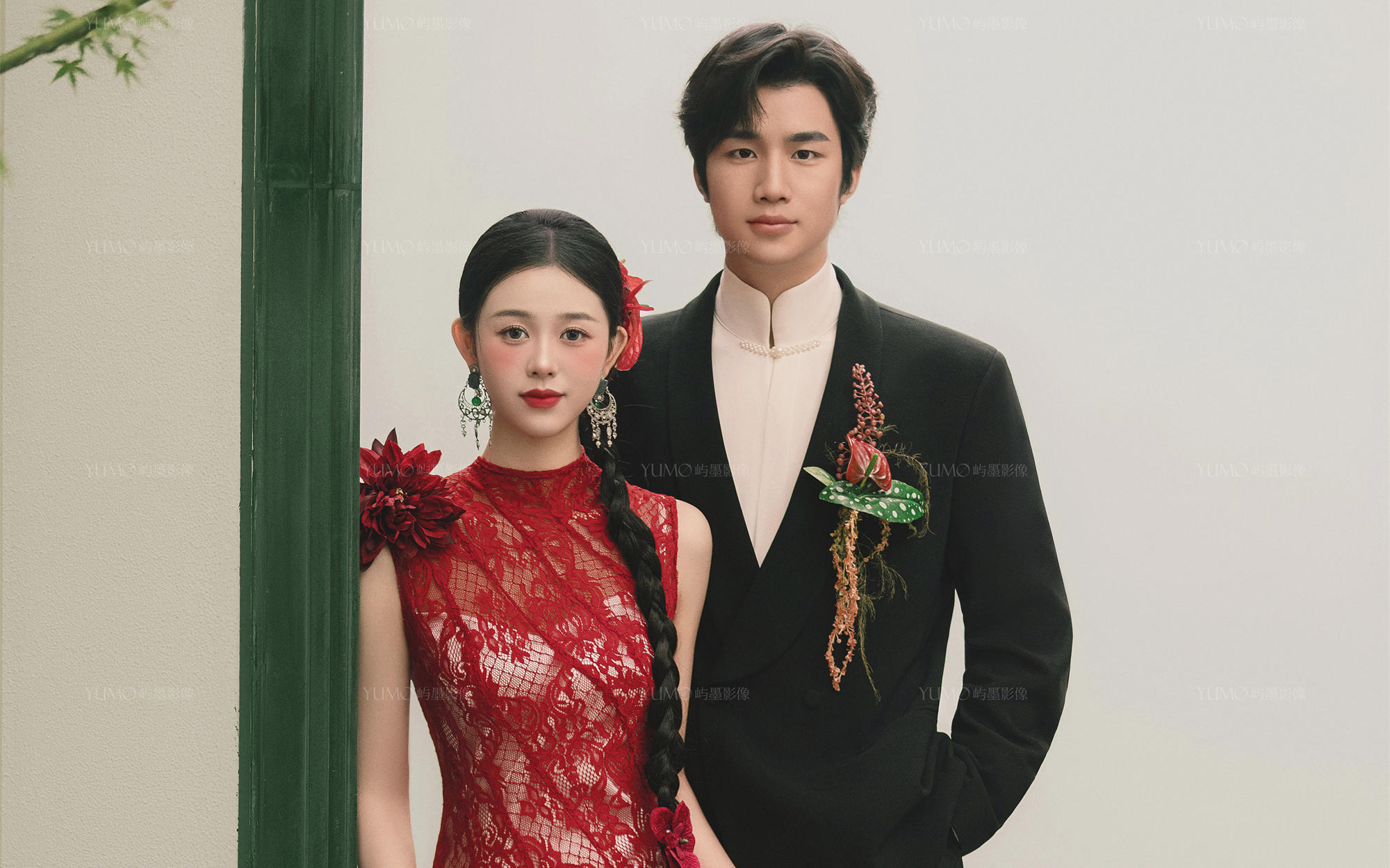 红纱曳地，中式礼服里的复古婚恋美学